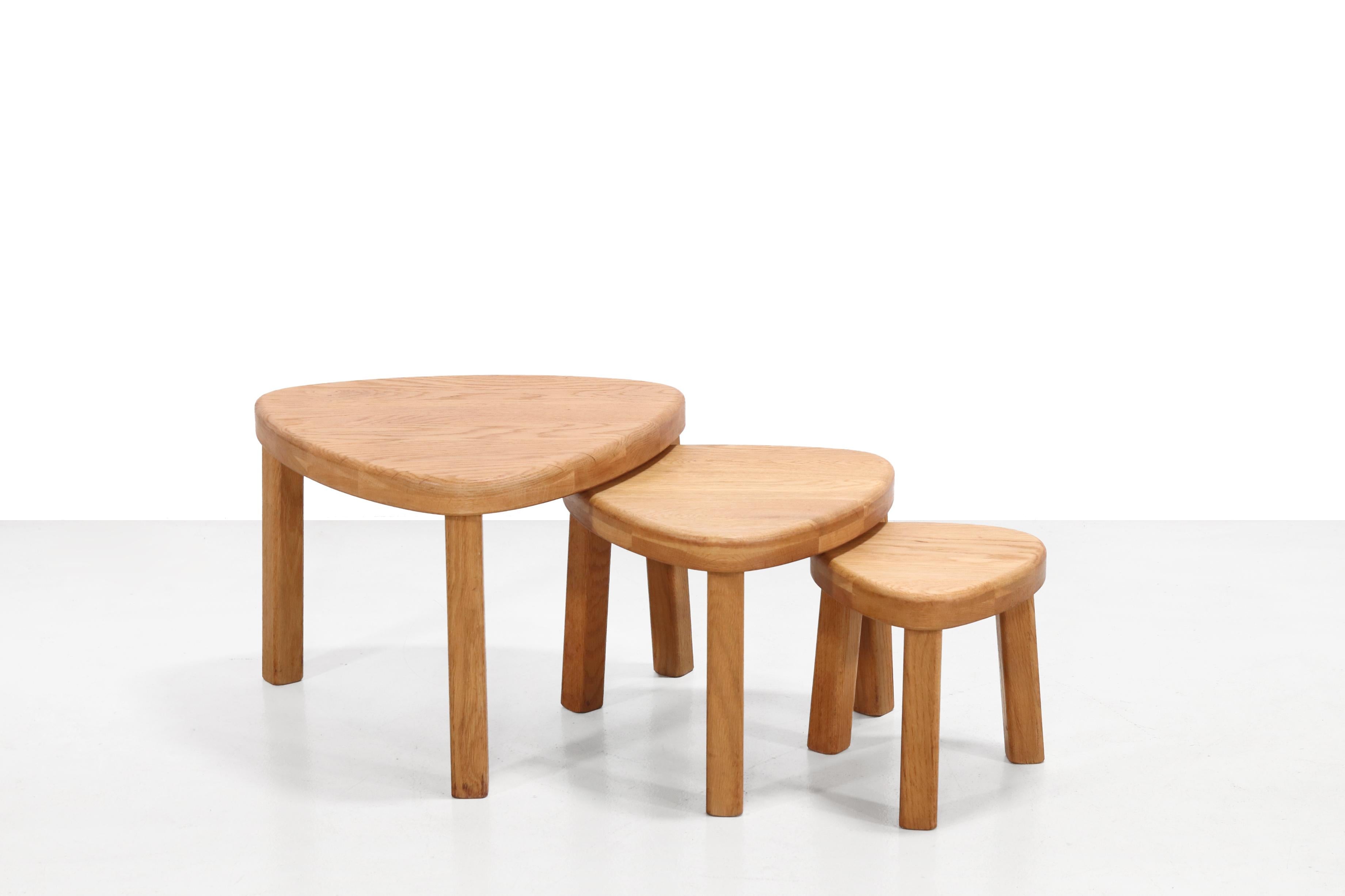 Néerlandais Ensemble de tables d'appoint triangulaires en Oak Brutalist dans le style de Pierre Chapo en vente