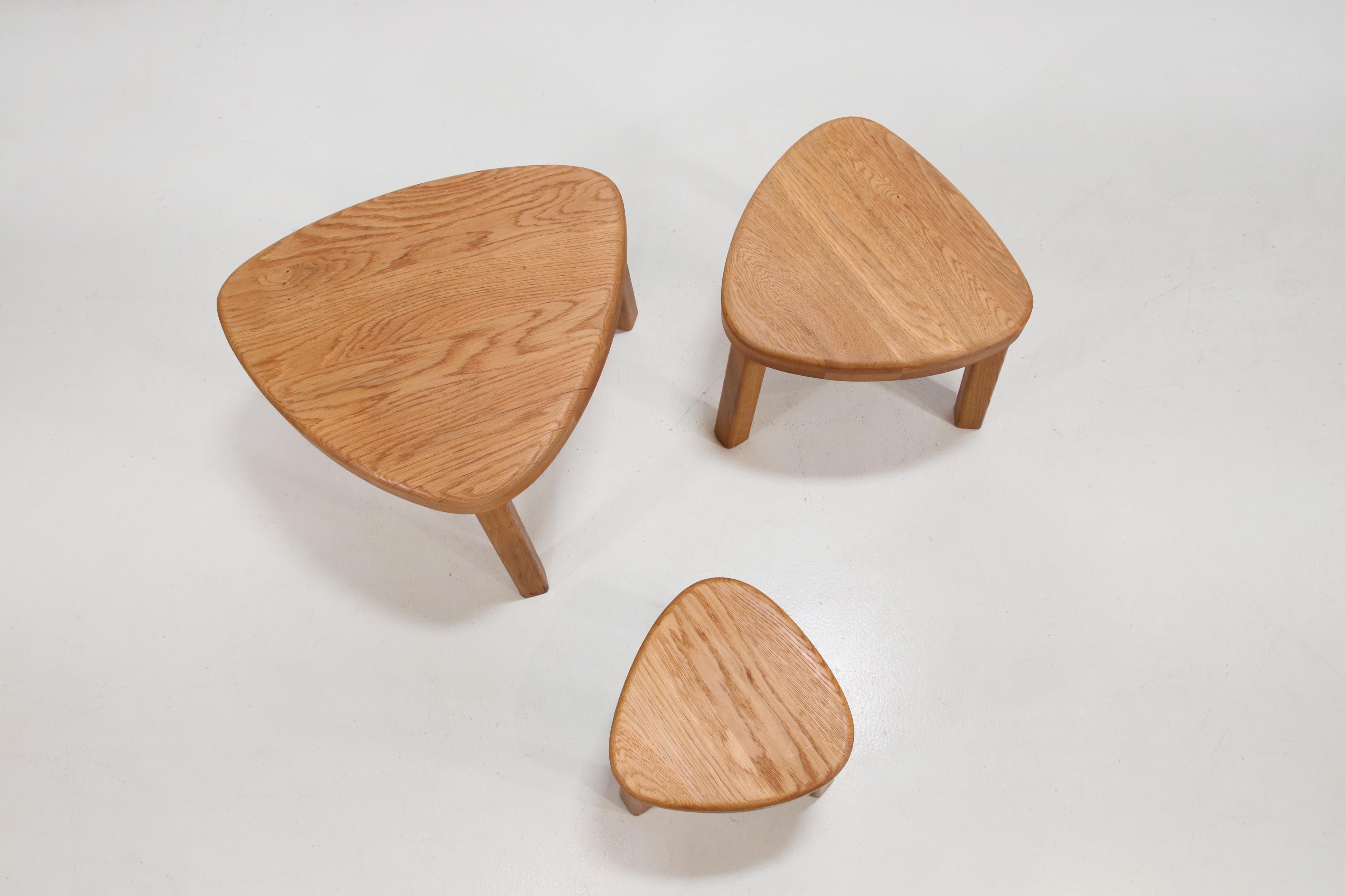 Ensemble de tables d'appoint triangulaires en Oak Brutalist dans le style de Pierre Chapo Excellent état - En vente à Amsterdam, Noord Holland