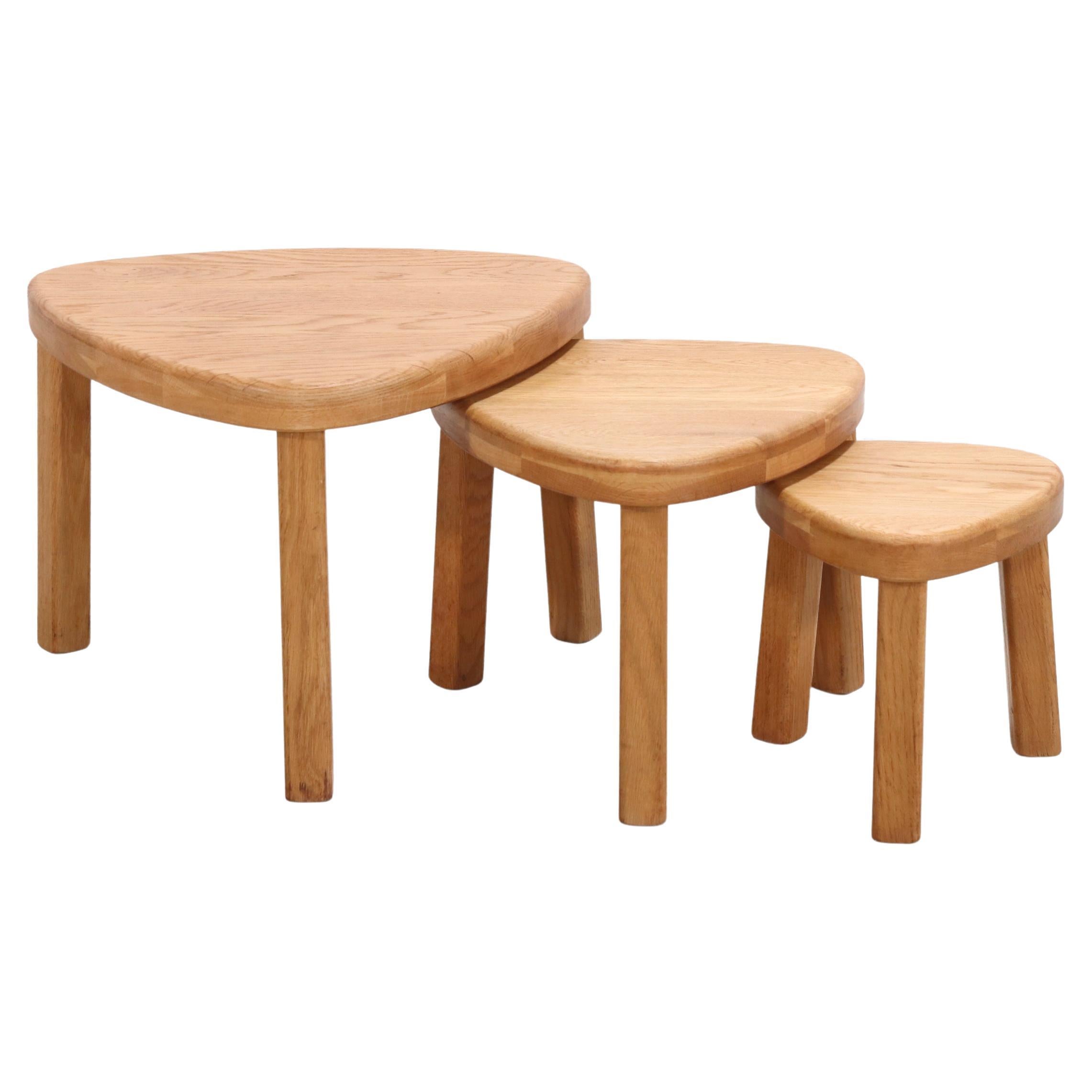 Ensemble de tables d'appoint triangulaires en Oak Brutalist dans le style de Pierre Chapo en vente