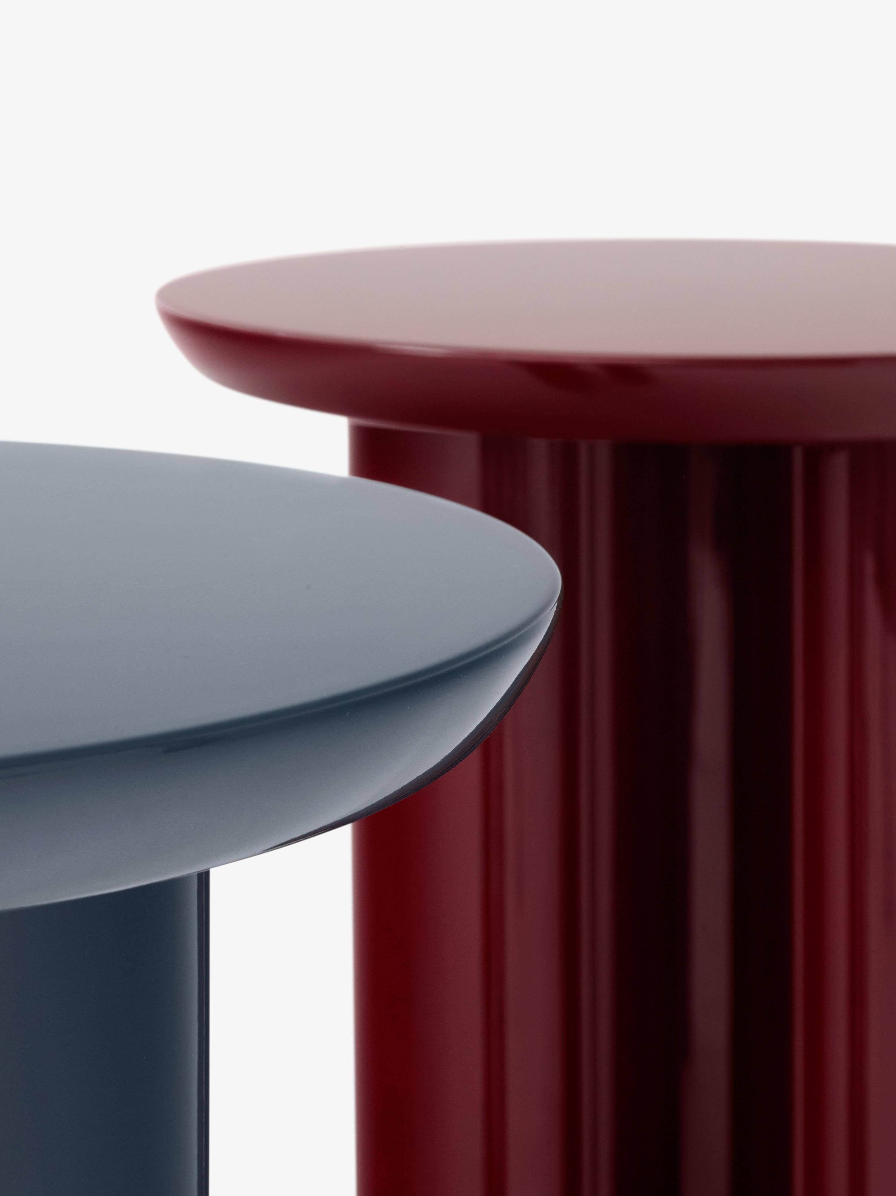 Set von Tung JA3-Tisch in Burgundy Rot und Stahl mit blauer Seite, von John Astbury für &T (Dänisch) im Angebot