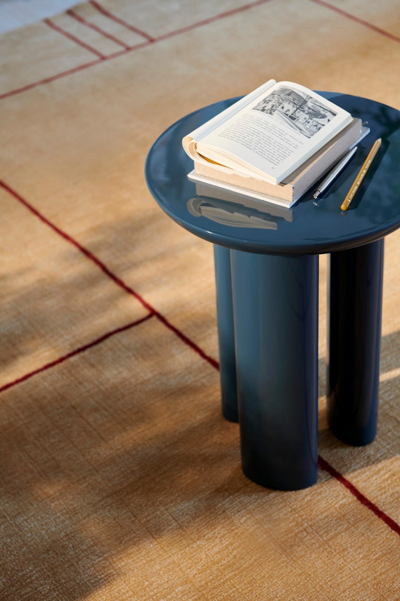 Set von Tung JA3-Tisch in Burgundy Rot und Stahl mit blauer Seite, von John Astbury für &T im Angebot 2