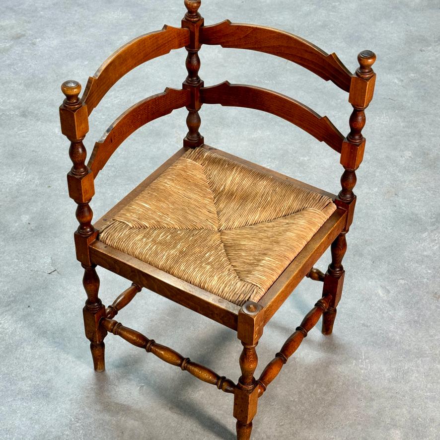 Tissé à la main Ensemble de chaises tournées, édouardiennes, à assise en jonc, 1910. en vente