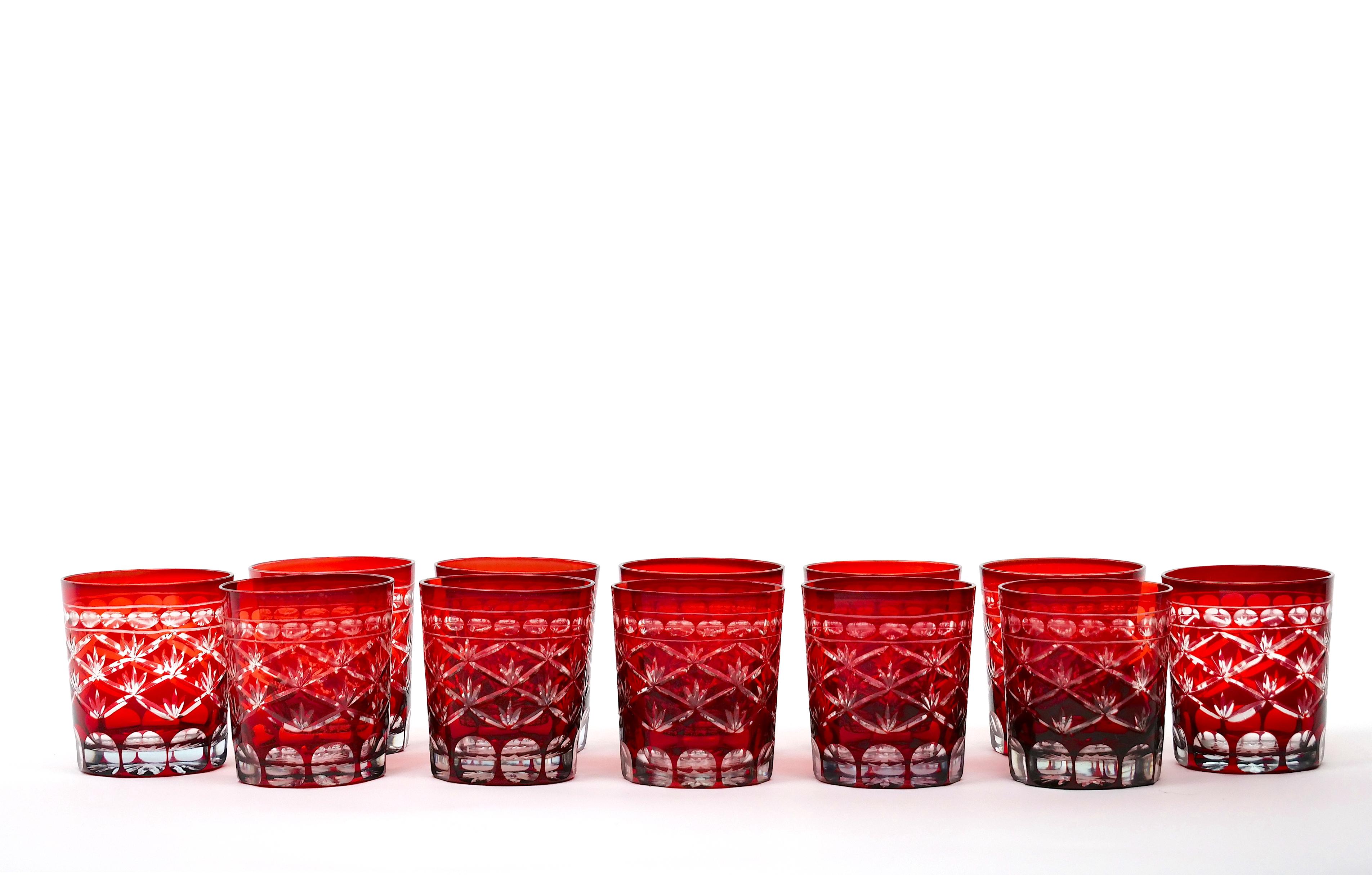 italien Début du 20e siècle Antique Ruby Red Cut-to-Clear Barware Rocks Glass Set en vente