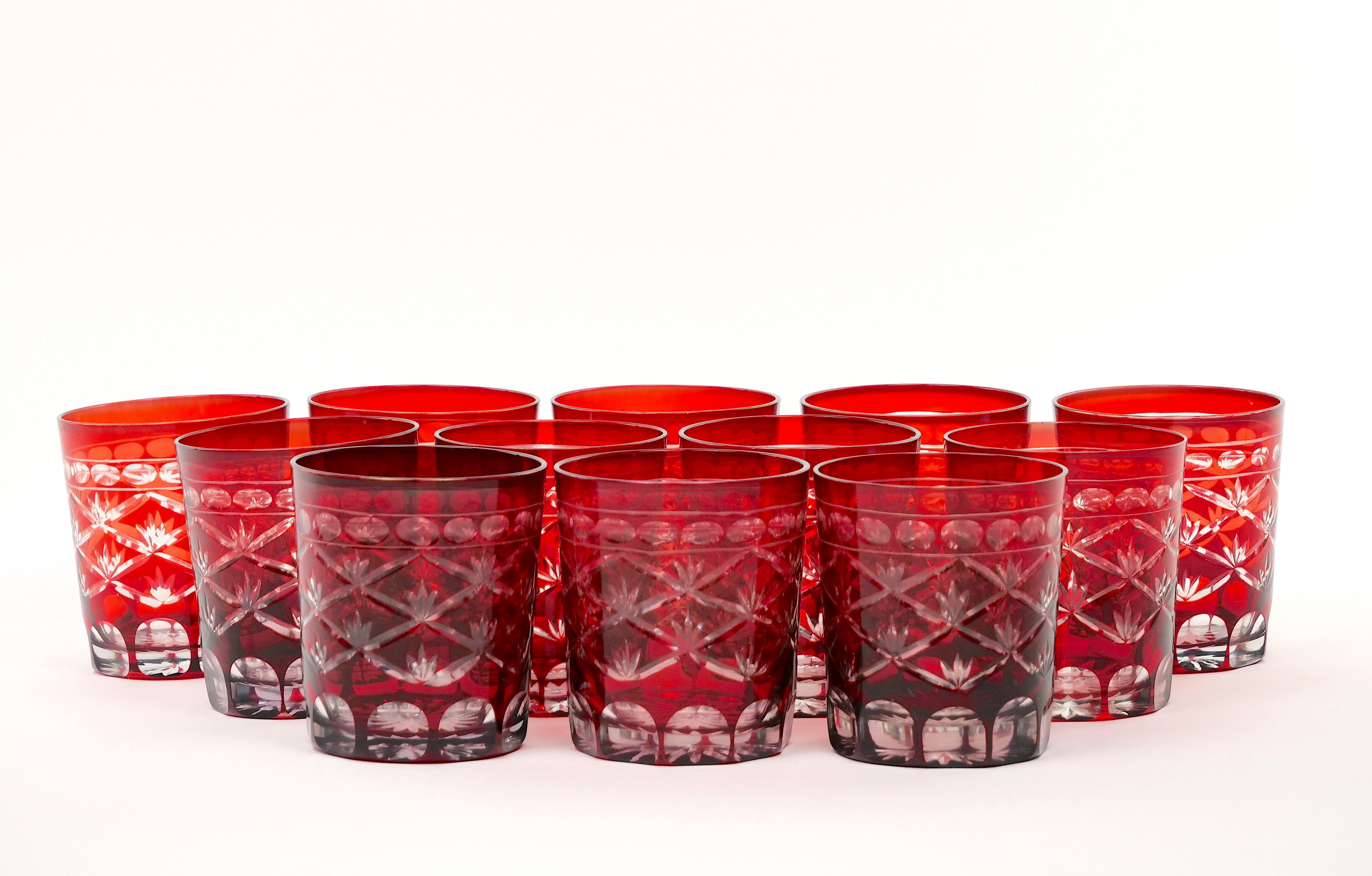 Gravé Début du 20e siècle Antique Ruby Red Cut-to-Clear Barware Rocks Glass Set en vente