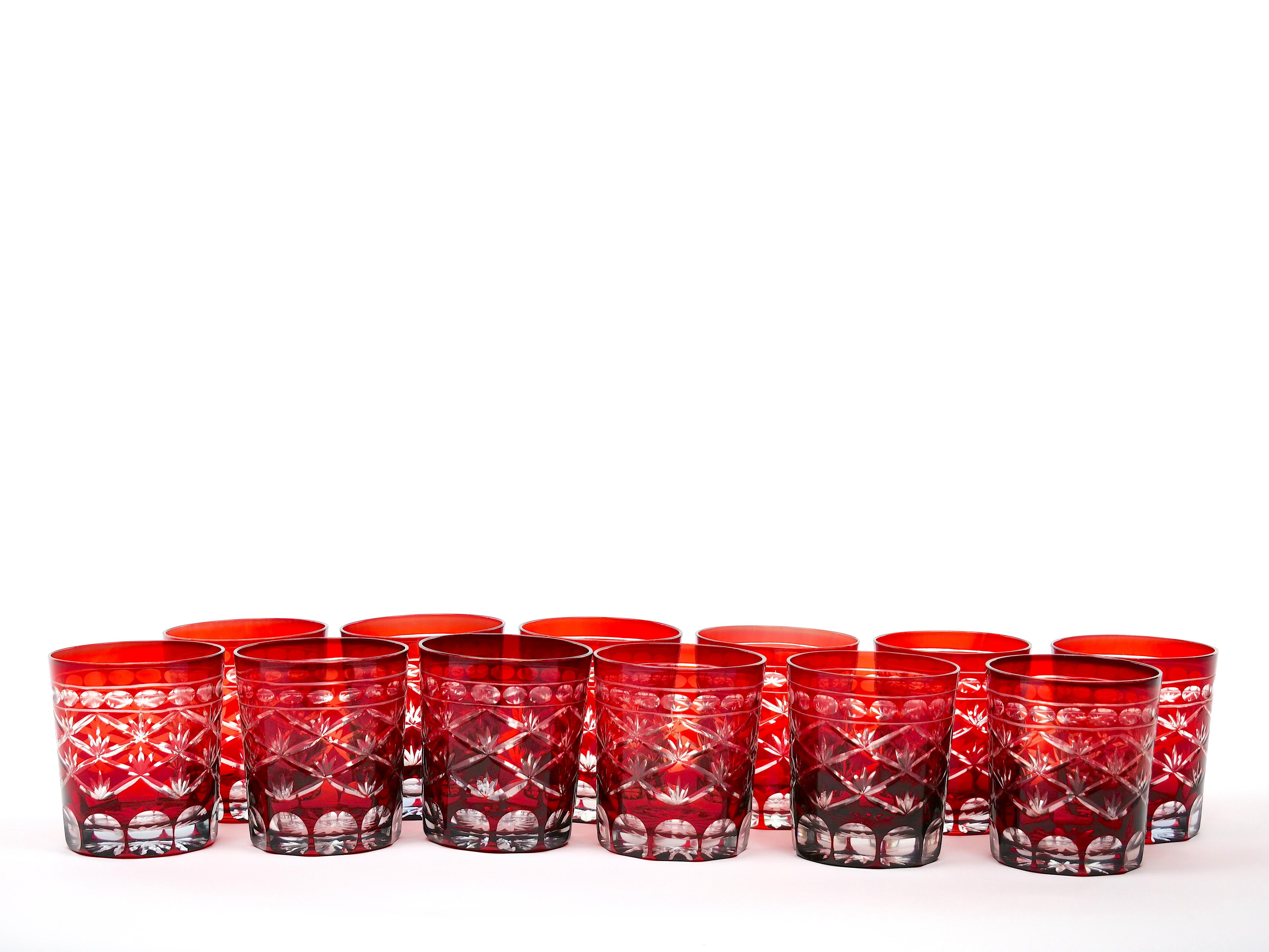 20ième siècle Début du 20e siècle Antique Ruby Red Cut-to-Clear Barware Rocks Glass Set en vente