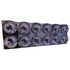 Lot de douze (12) miroirs bombés chromés style années 60, en acrylique argenté, convexes