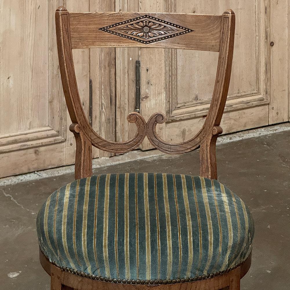 Satz von zwölf schwedischen gustavianischen Esszimmerstühlen des 18. Jahrhunderts mit 2 Sesseln im Angebot 3