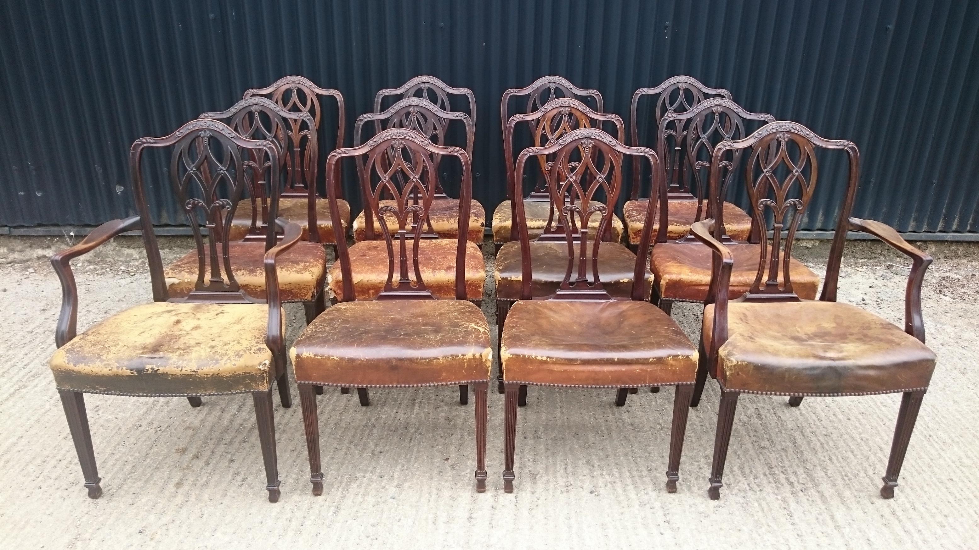 Elegant and comfortable set of mahogany antique dining chairs, these are a well drawn and nicely made set of chairs with precise carved detail. The back splat is an especially good pattern and and there is fine fluting on the tapering front