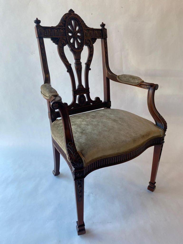 Set di dodici sedie da pranzo in mogano inglese edoardiano del XIX secolo. Composto da due poltrone e dieci sedie laterali, molto intagliate, alla maniera di Robert Adam (1728-1792).
Poltrone 25 