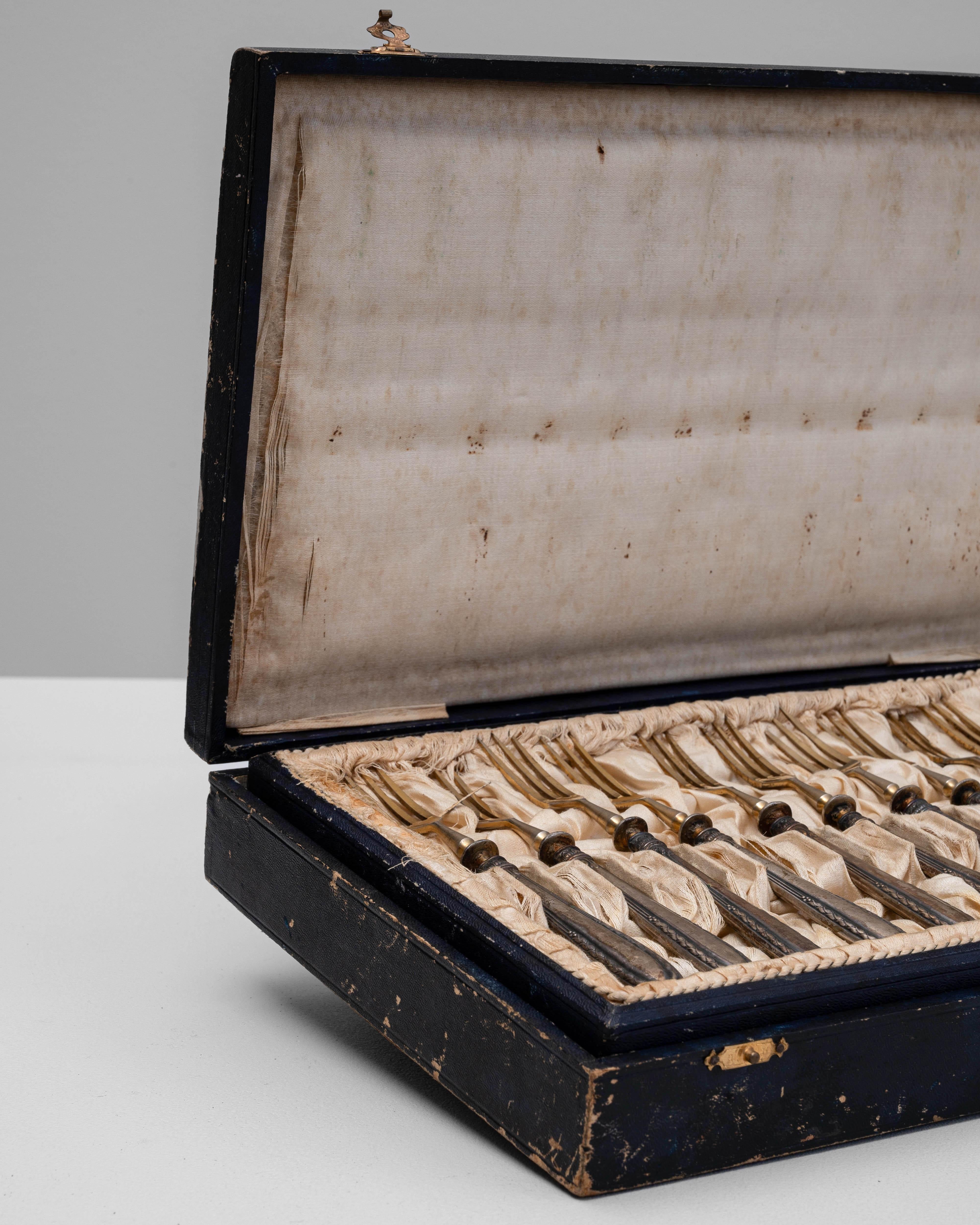 Set di dodici forchette francesi placcate d'argento del XIX secolo in vendita 6