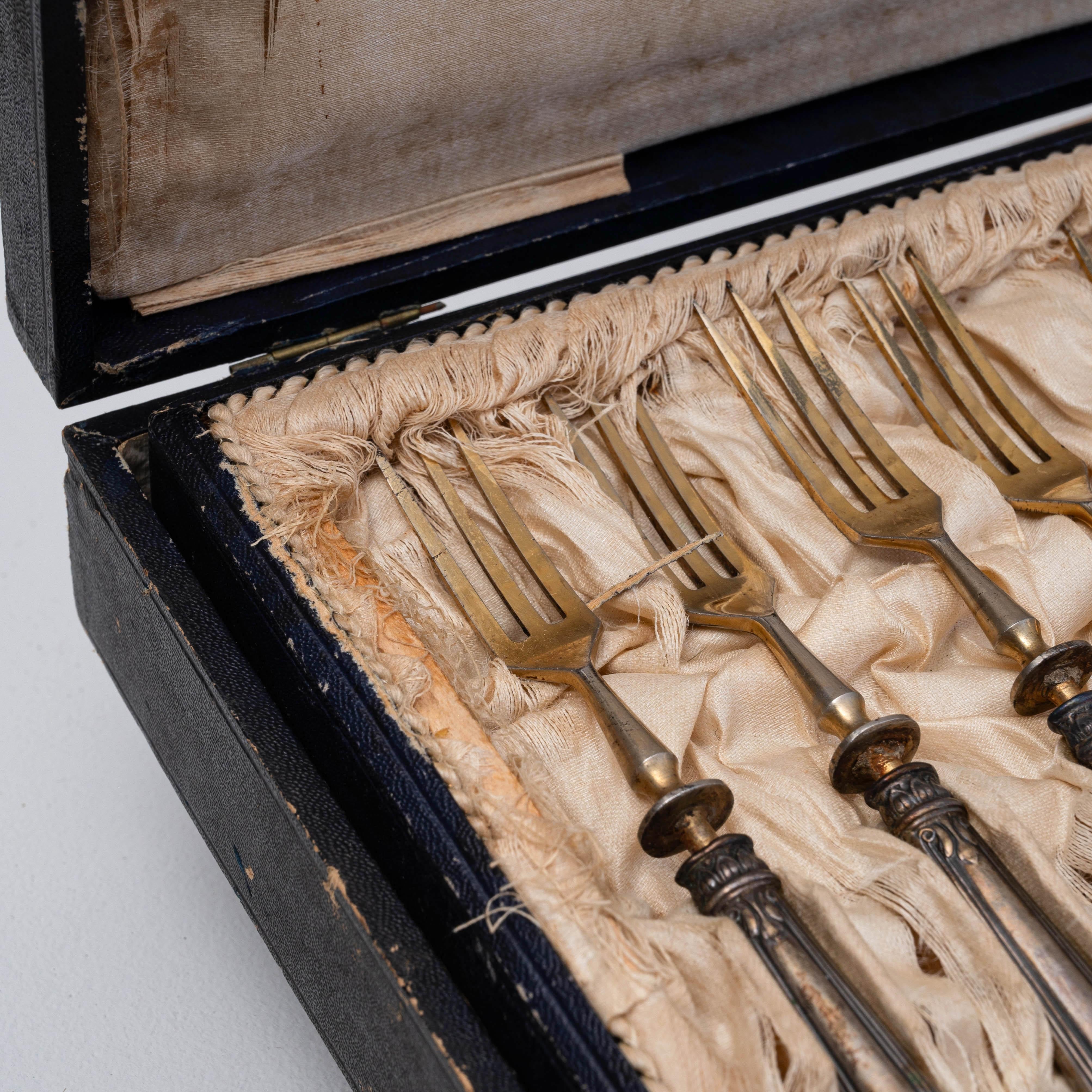 Set di dodici forchette francesi placcate d'argento del XIX secolo in vendita 8