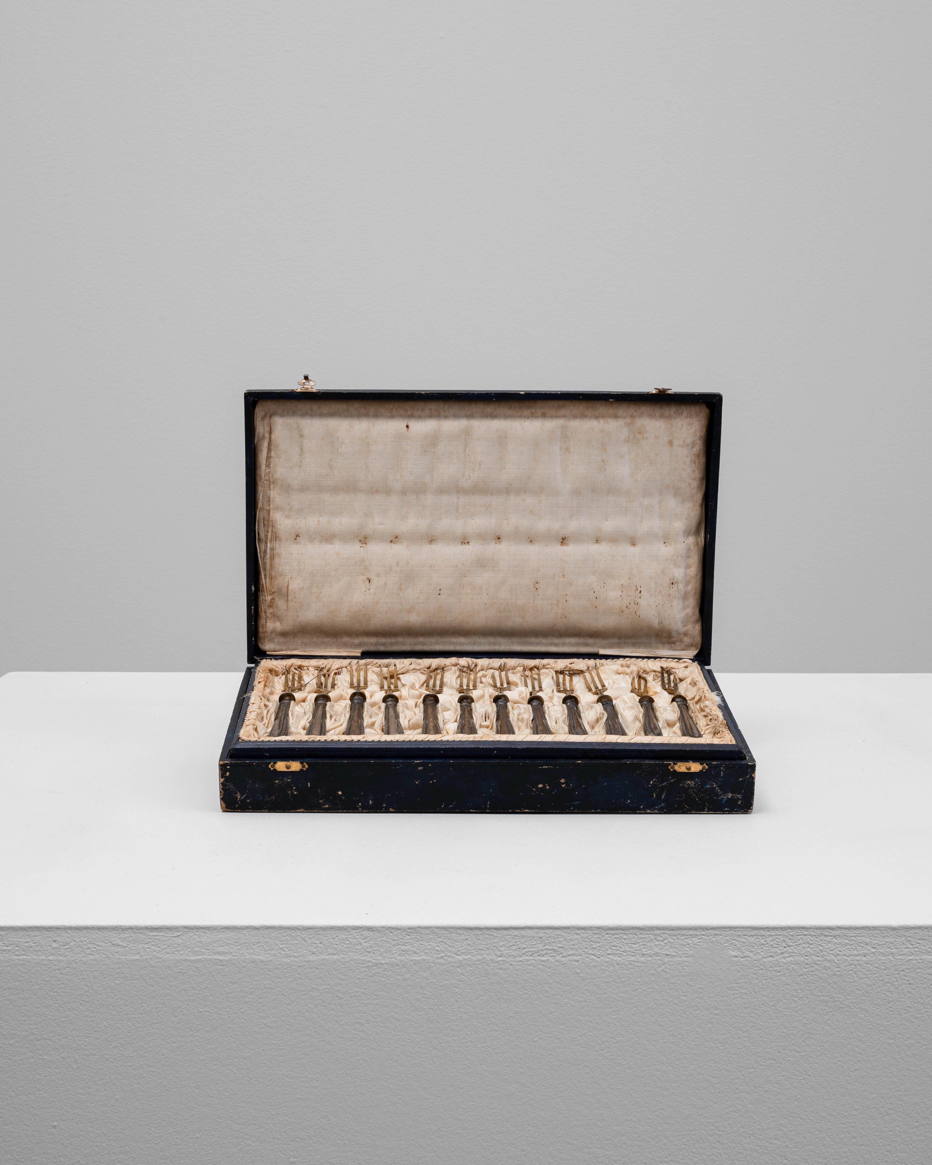 Set di dodici forchette francesi placcate d'argento del XIX secolo In condizioni buone in vendita a High Point, NC