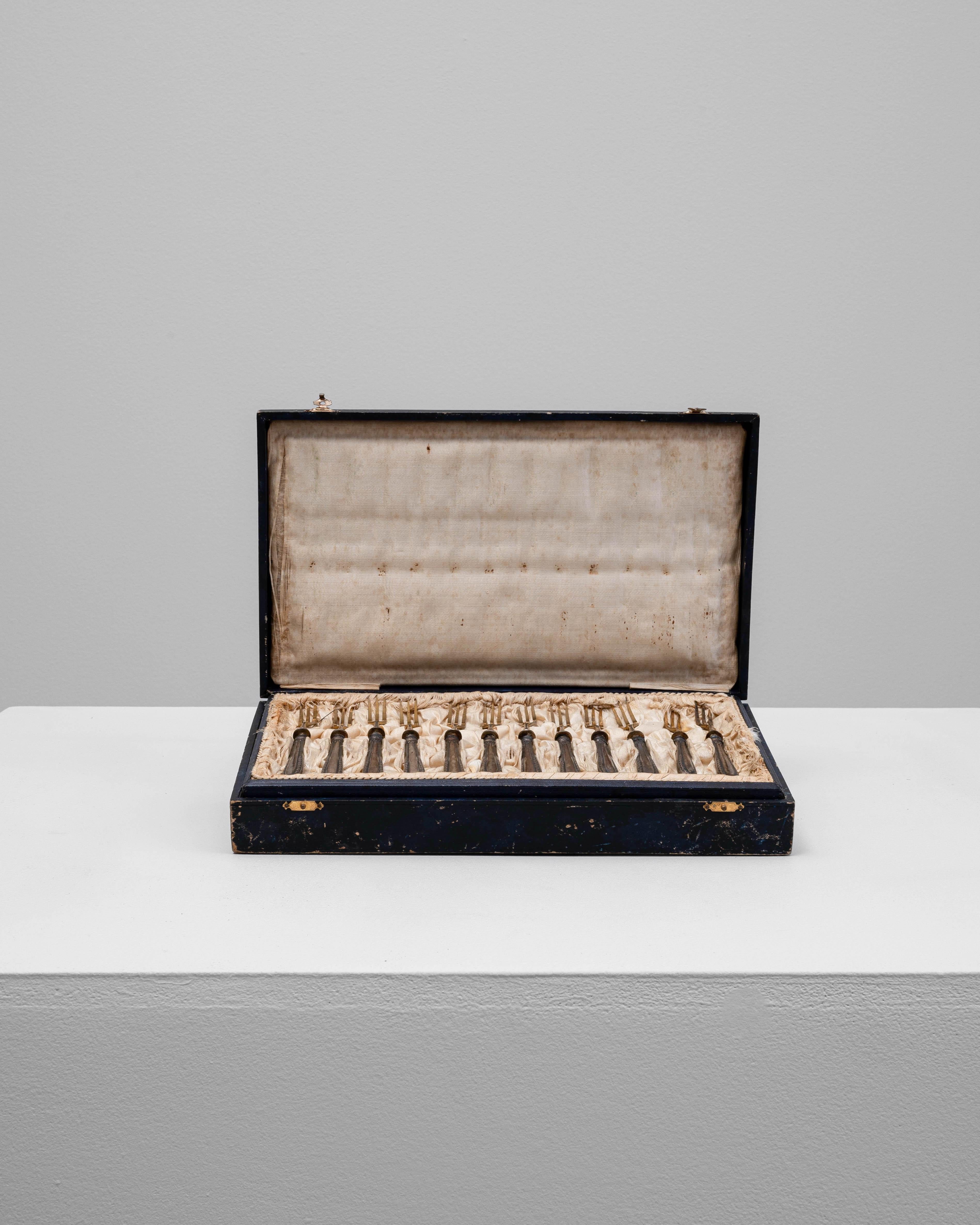 Placcato argento Set di dodici forchette francesi placcate d'argento del XIX secolo in vendita