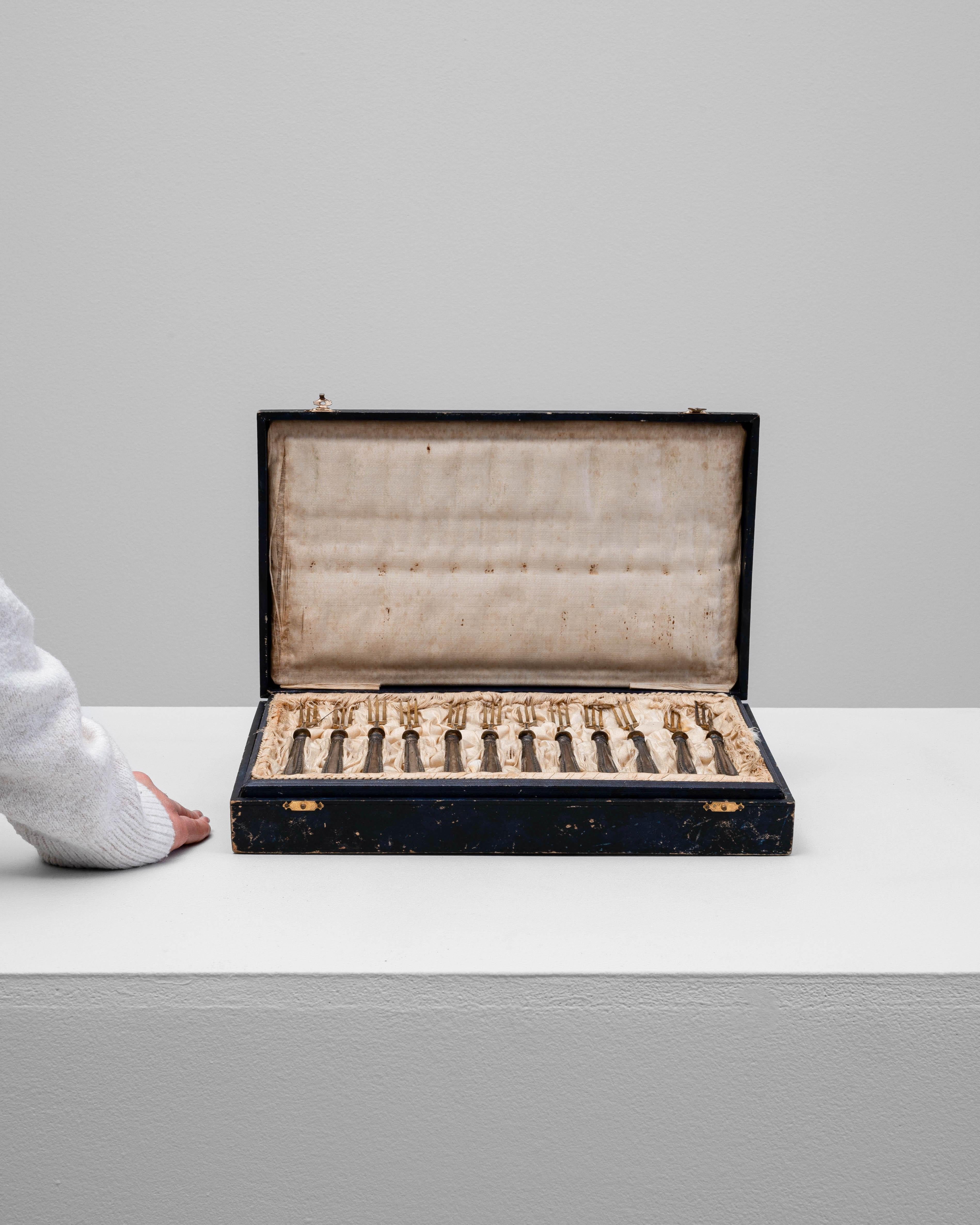 Set di dodici forchette francesi placcate d'argento del XIX secolo in vendita 2