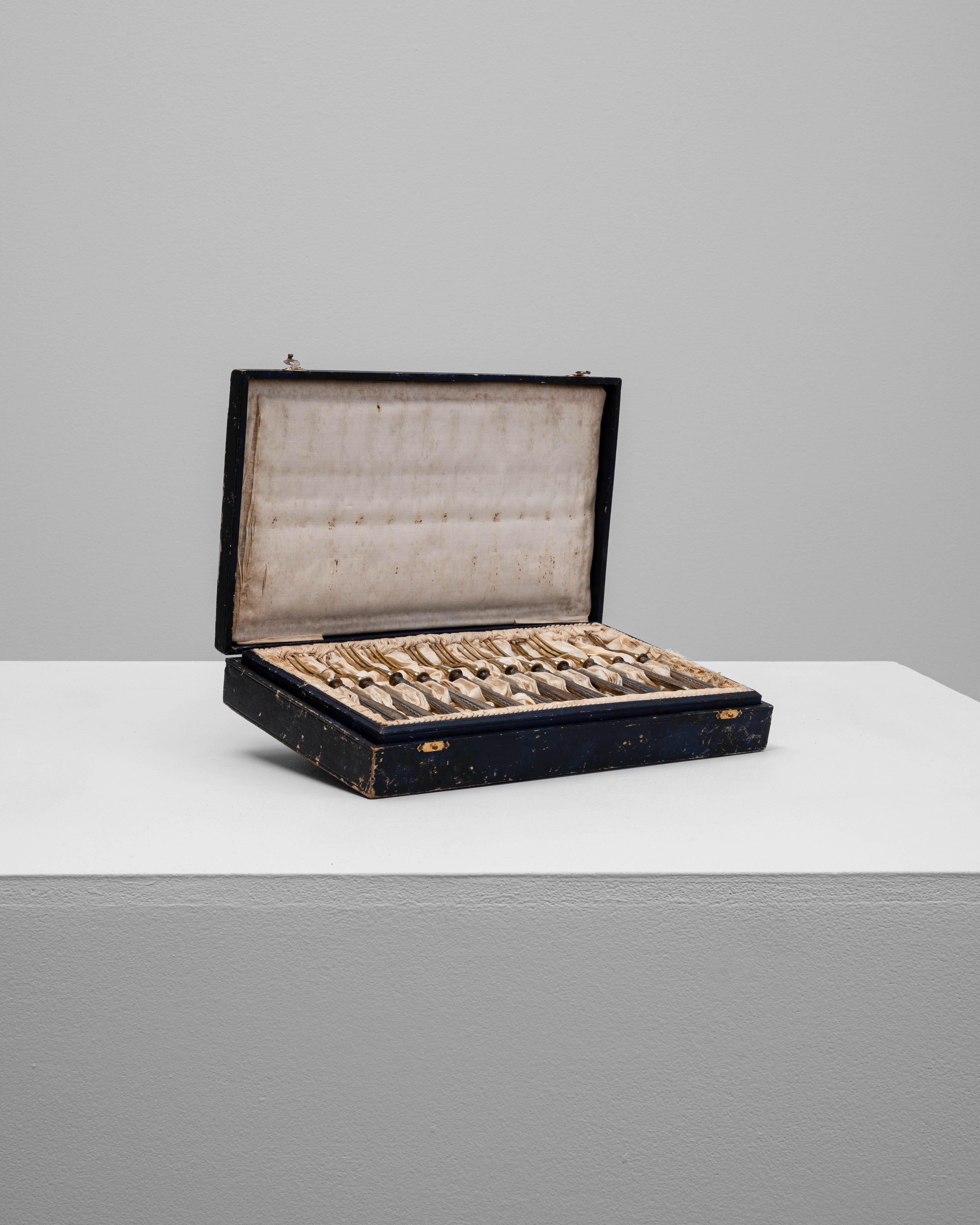 Set di dodici forchette francesi placcate d'argento del XIX secolo in vendita 4