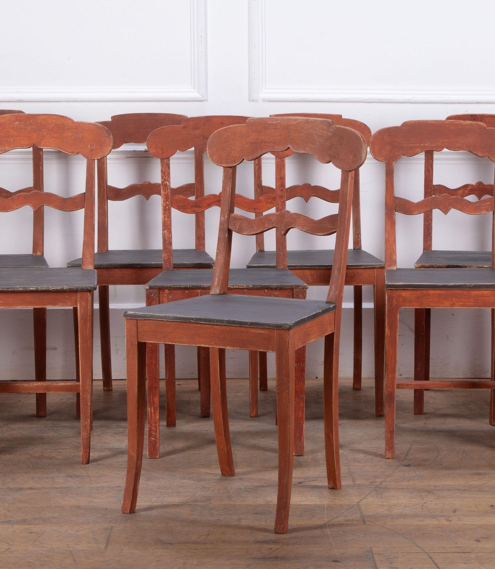Ensemble de douze chaises suédoises du 19e siècle, avec une traverse supérieure de forme décorative.
Certains ont des noms inscrits au crayon sous le siège. La finale est d'un noir crayeux et d'un roussissement vigoureux.
Avec quelques