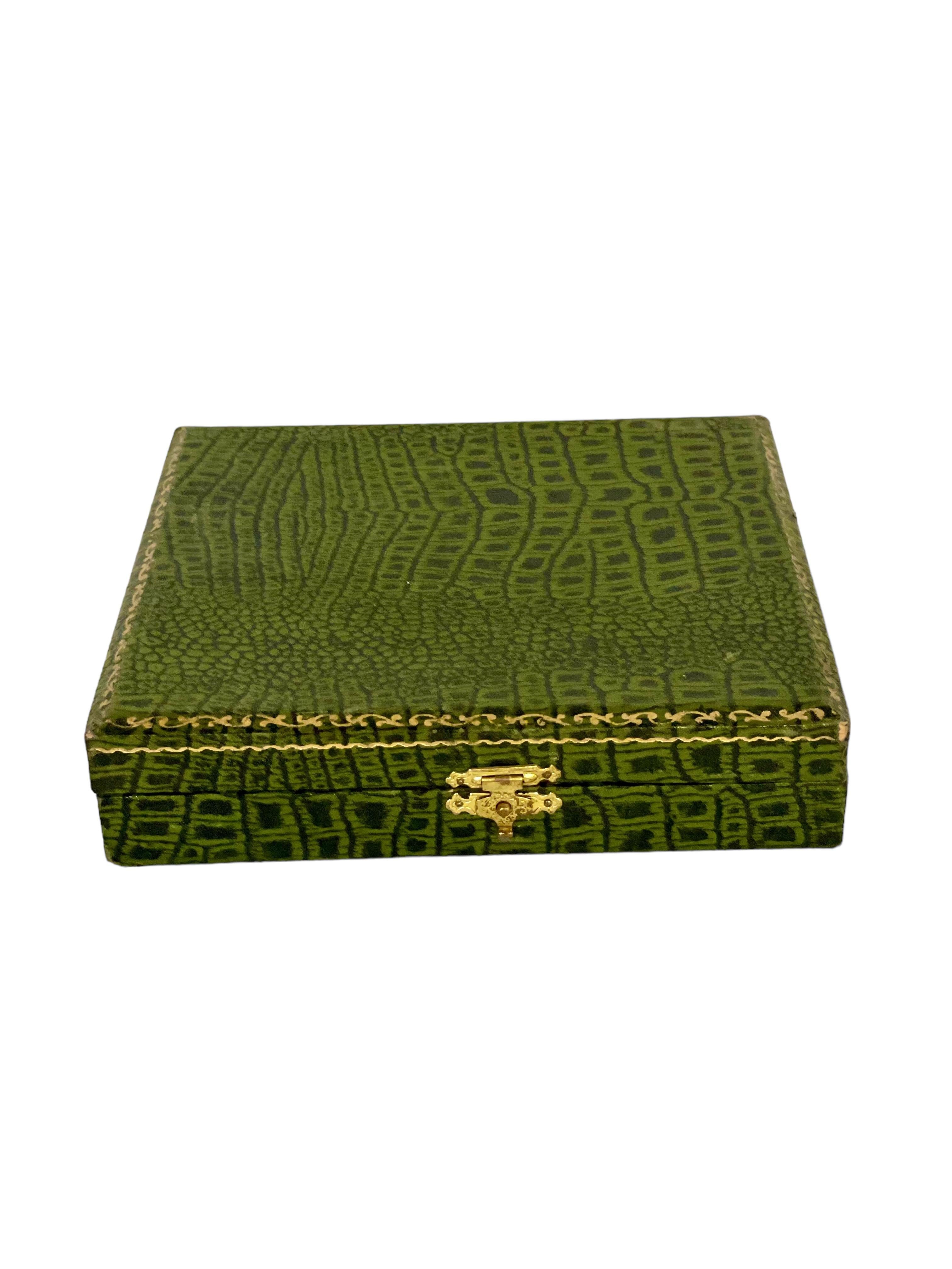 Set di dodici cucchiai in vermeil del XIX secolo nella sua custodia originale in pelle in vendita 10