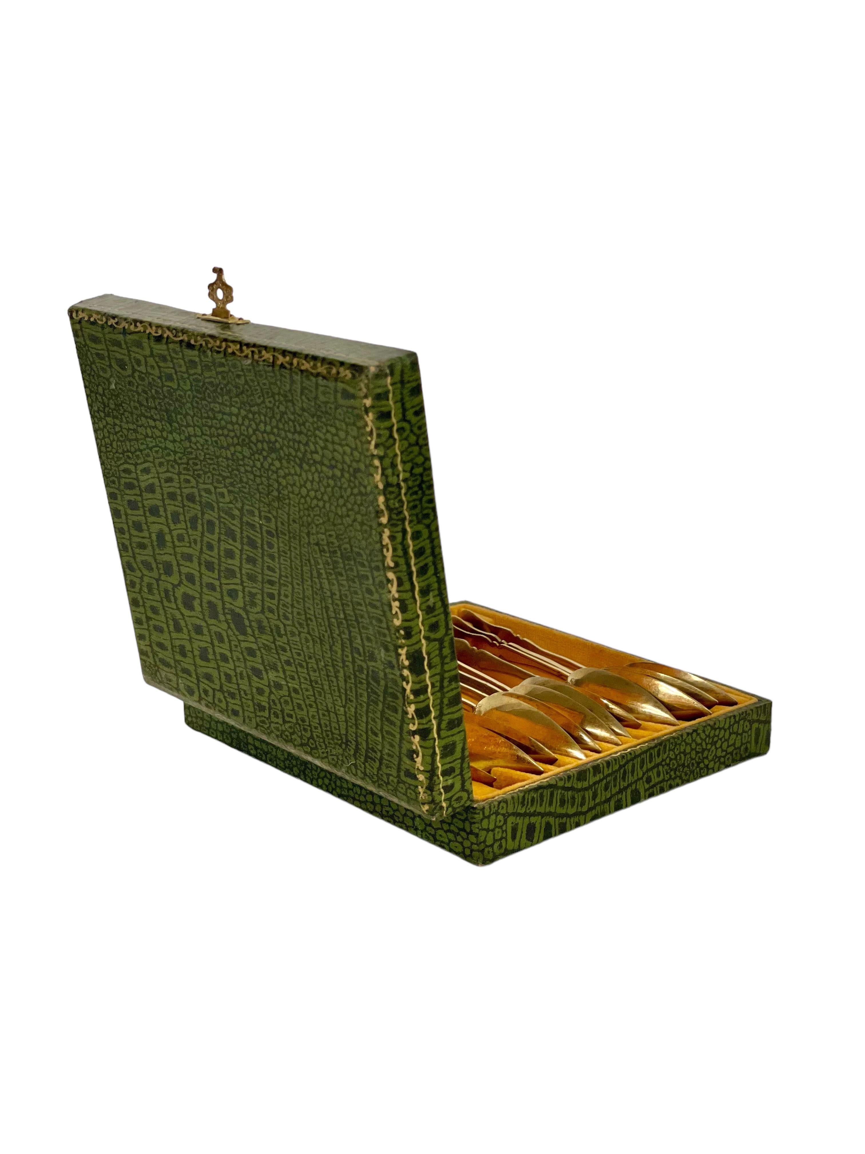 Set di dodici cucchiai in vermeil del XIX secolo nella sua custodia originale in pelle in vendita 11