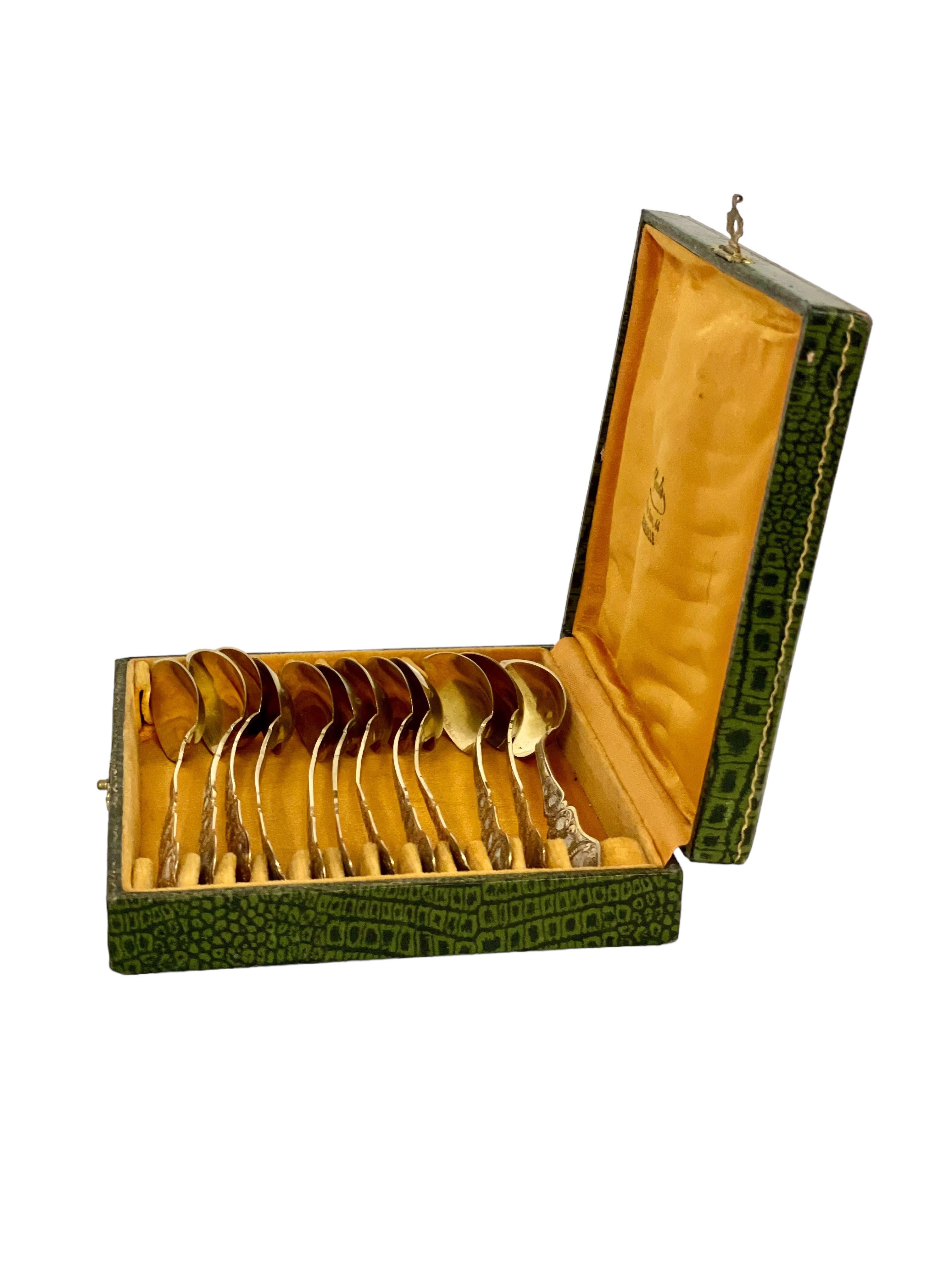 Set di dodici cucchiai in vermeil del XIX secolo nella sua custodia originale in pelle in vendita 12