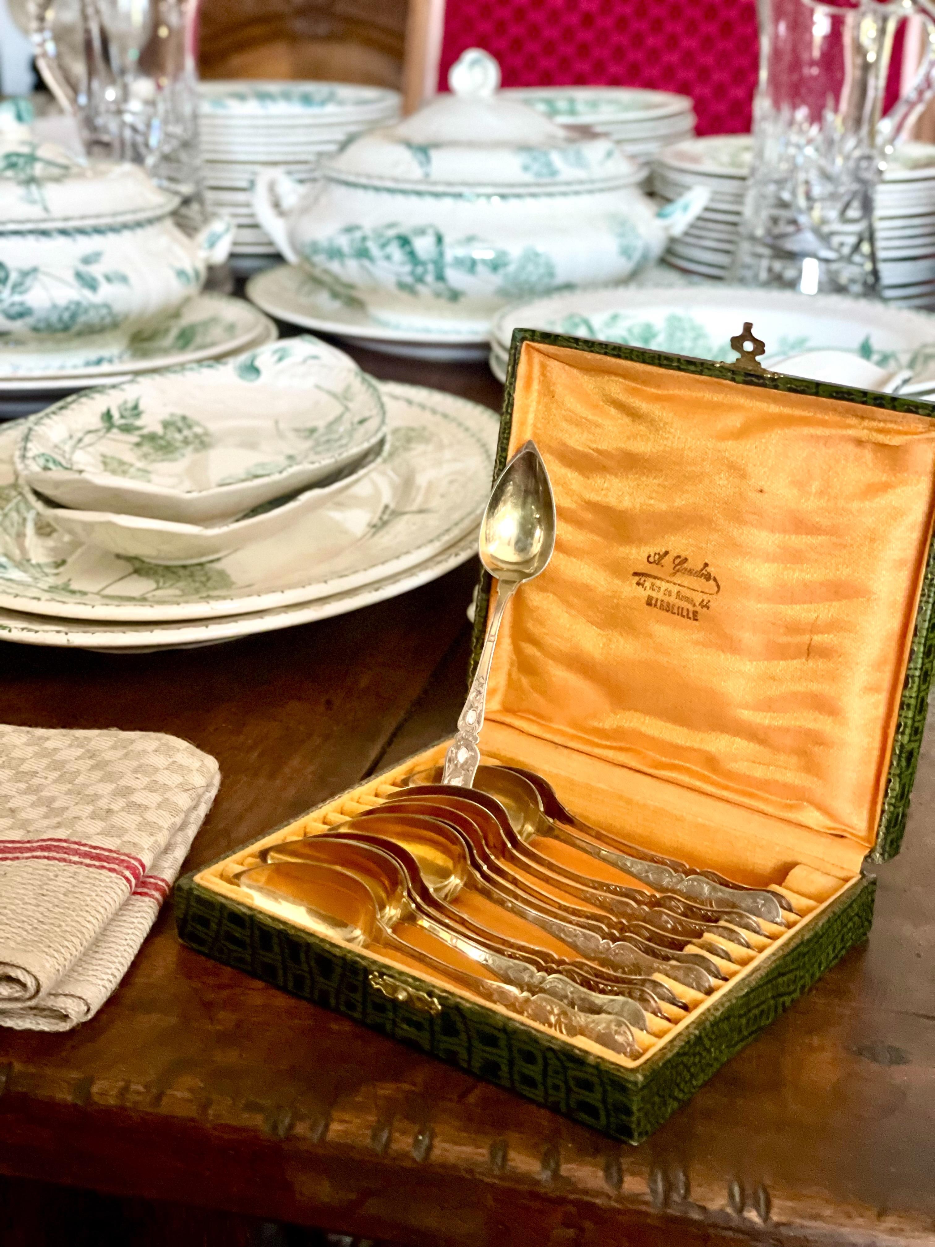 Set di dodici cucchiai in vermeil del XIX secolo nella sua custodia originale in pelle in vendita 13