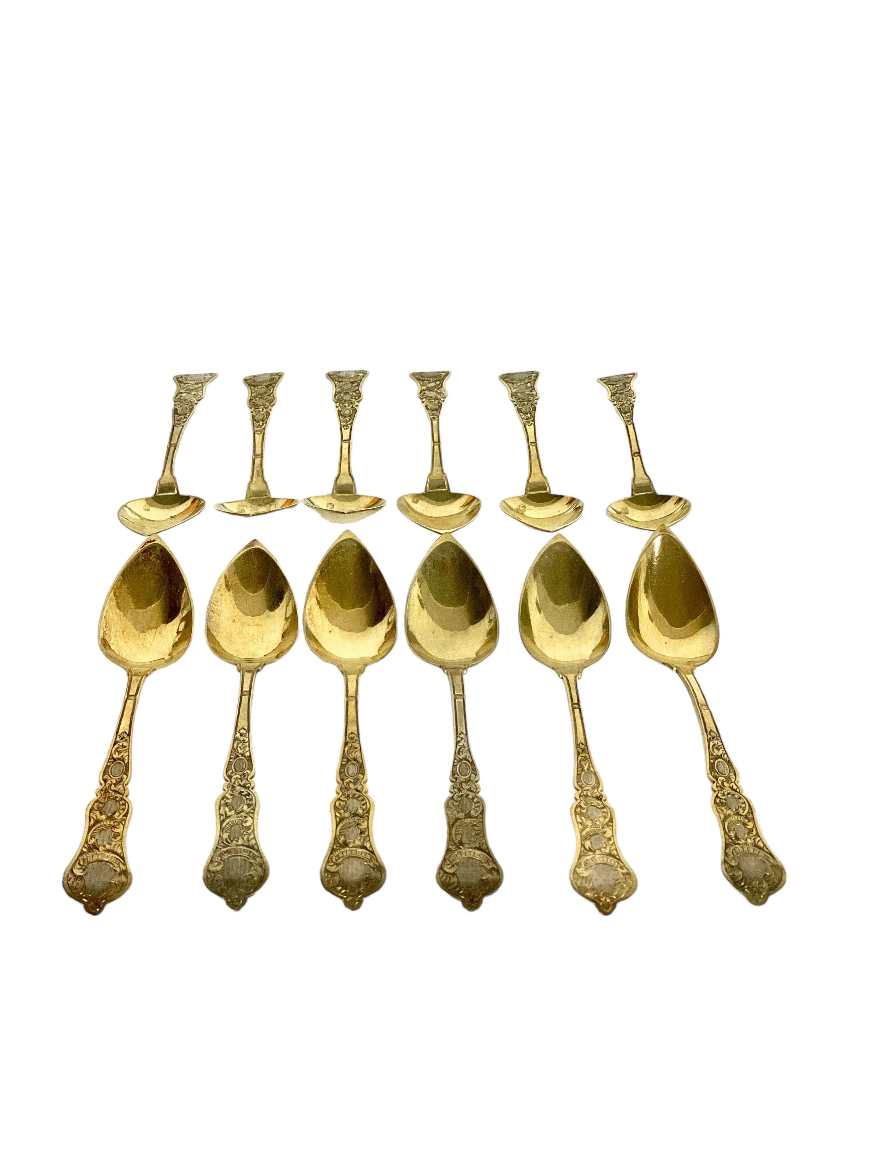 Un elegante cofanetto di dodici cucchiai da tè o da caffè in argento dorato o vermeil, dalla forma particolare con punte appuntite e manici dalla forma elaborata incisi con motivi a fogliame. Questi splendidi cucchiai in argento sterling della fine
