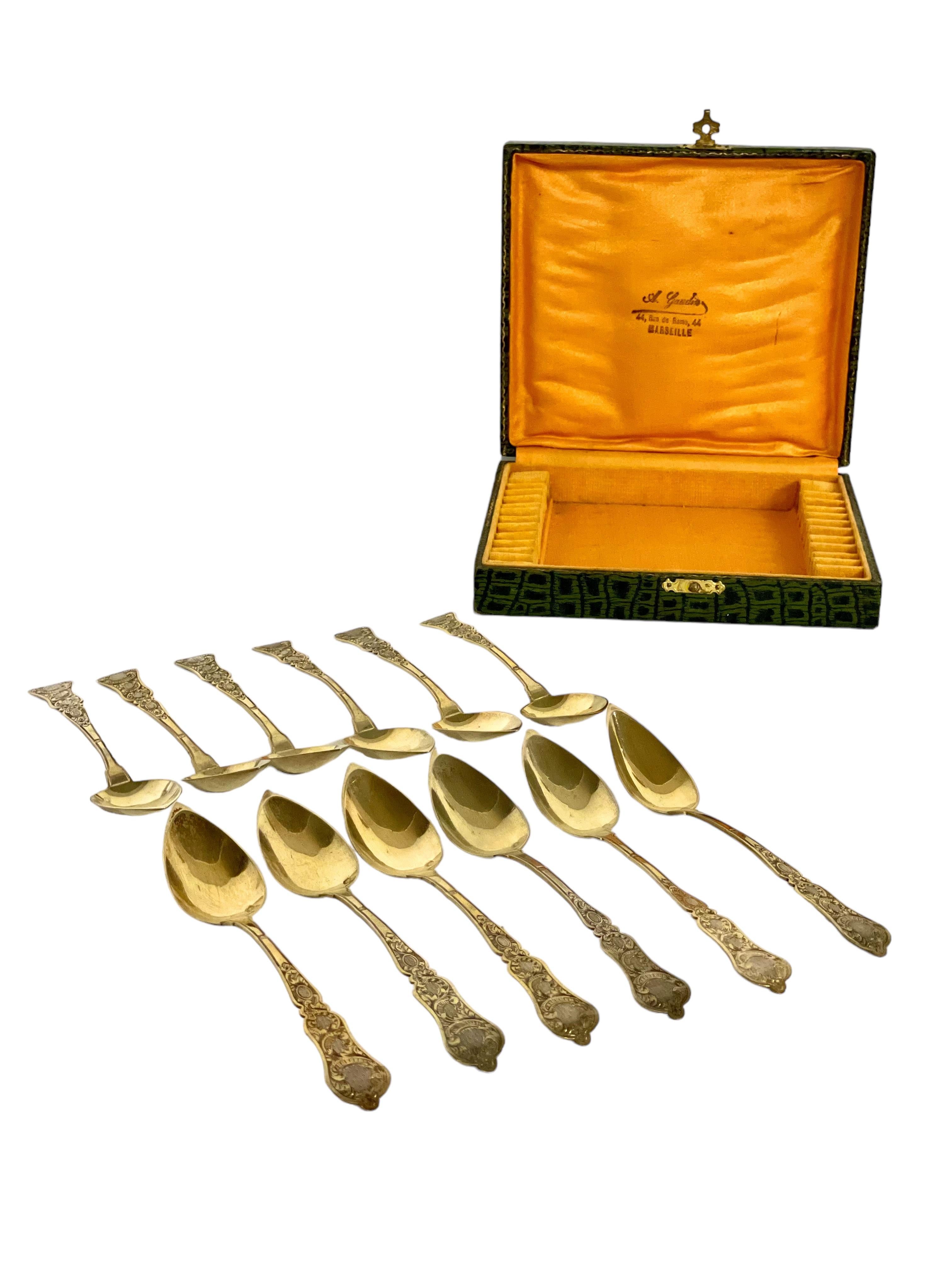 Set di dodici cucchiai in vermeil del XIX secolo nella sua custodia originale in pelle in vendita 2