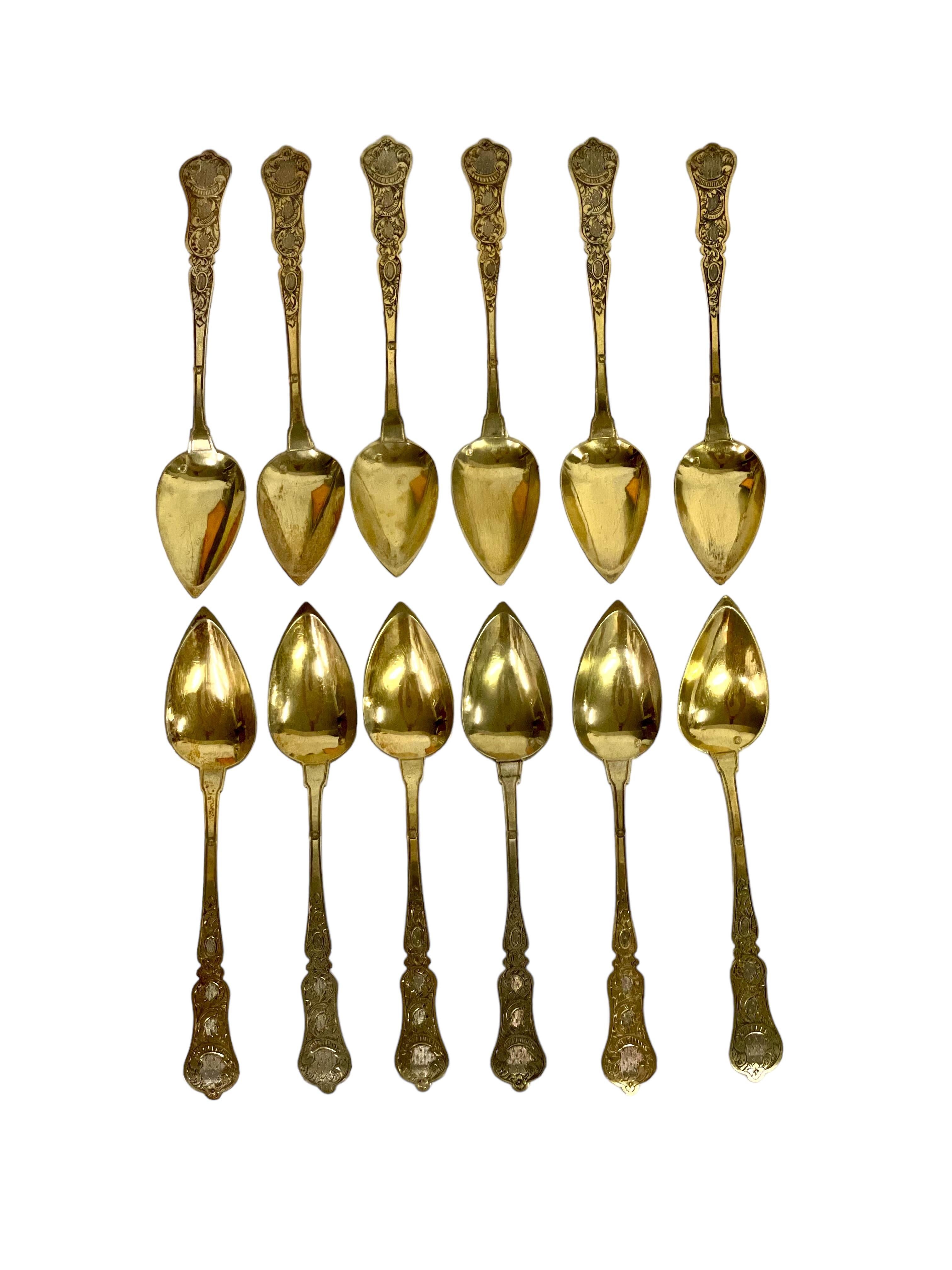 Set di dodici cucchiai in vermeil del XIX secolo nella sua custodia originale in pelle in vendita 3