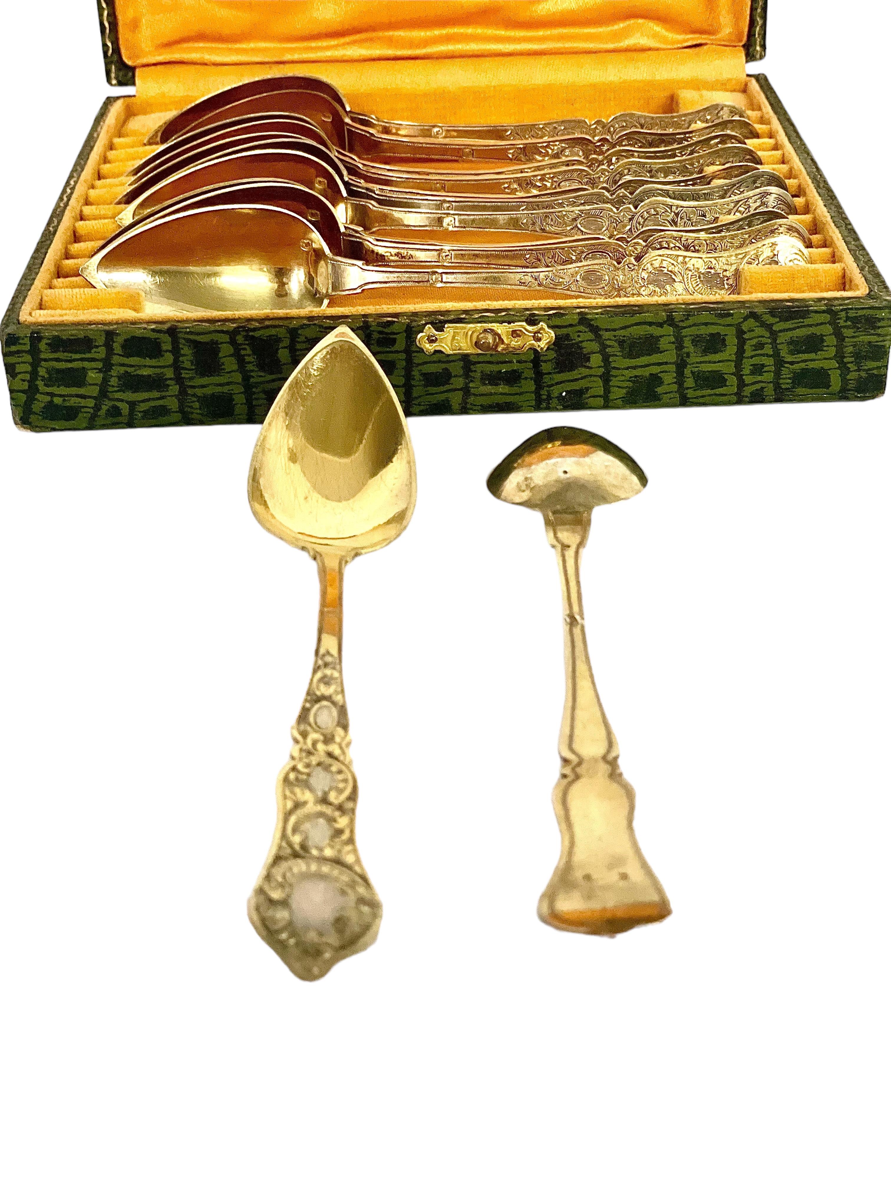 Set di dodici cucchiai in vermeil del XIX secolo nella sua custodia originale in pelle in vendita 4