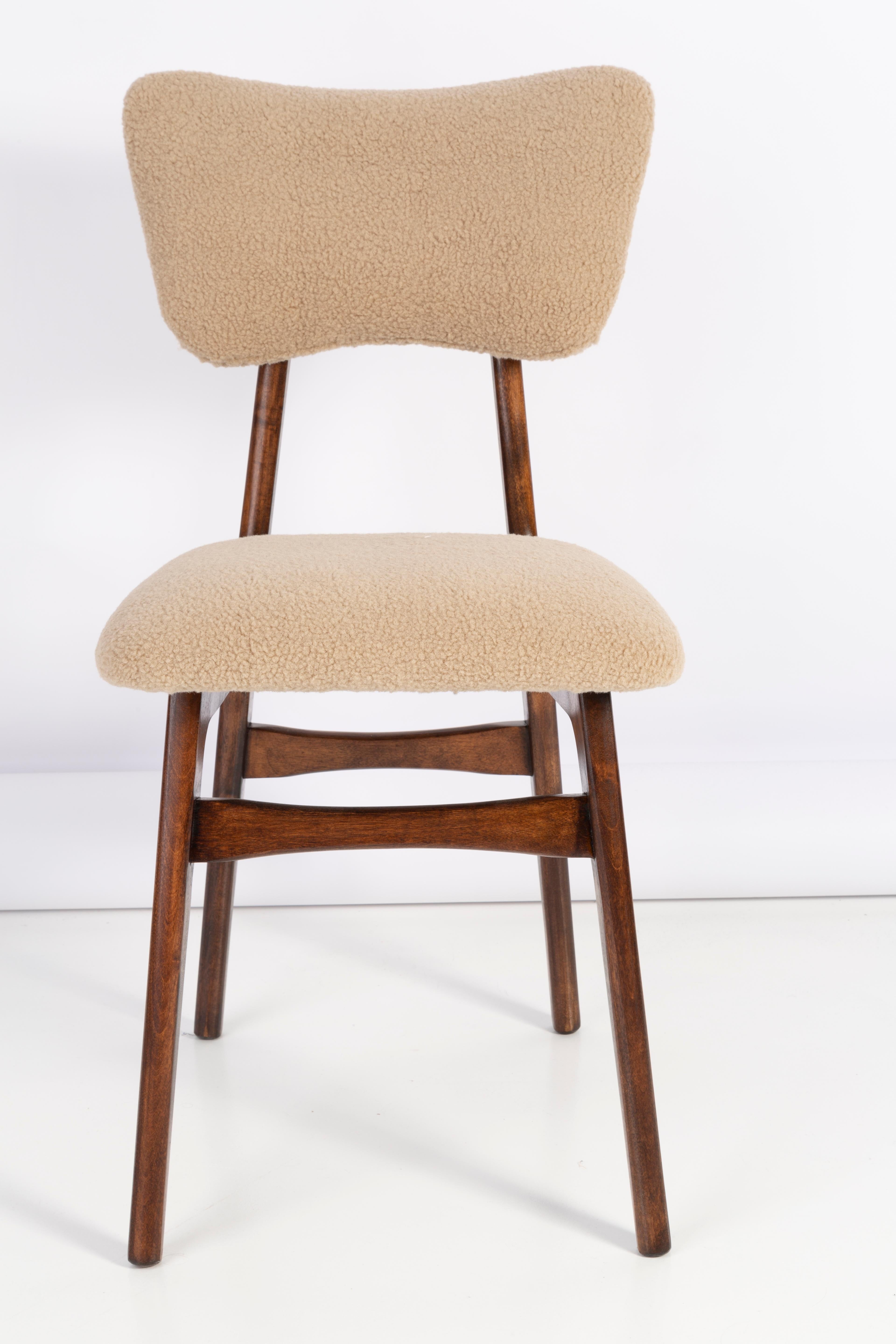 Set di dodici sedie in bouclé cammello del XX secolo, anni '60 in vendita 7