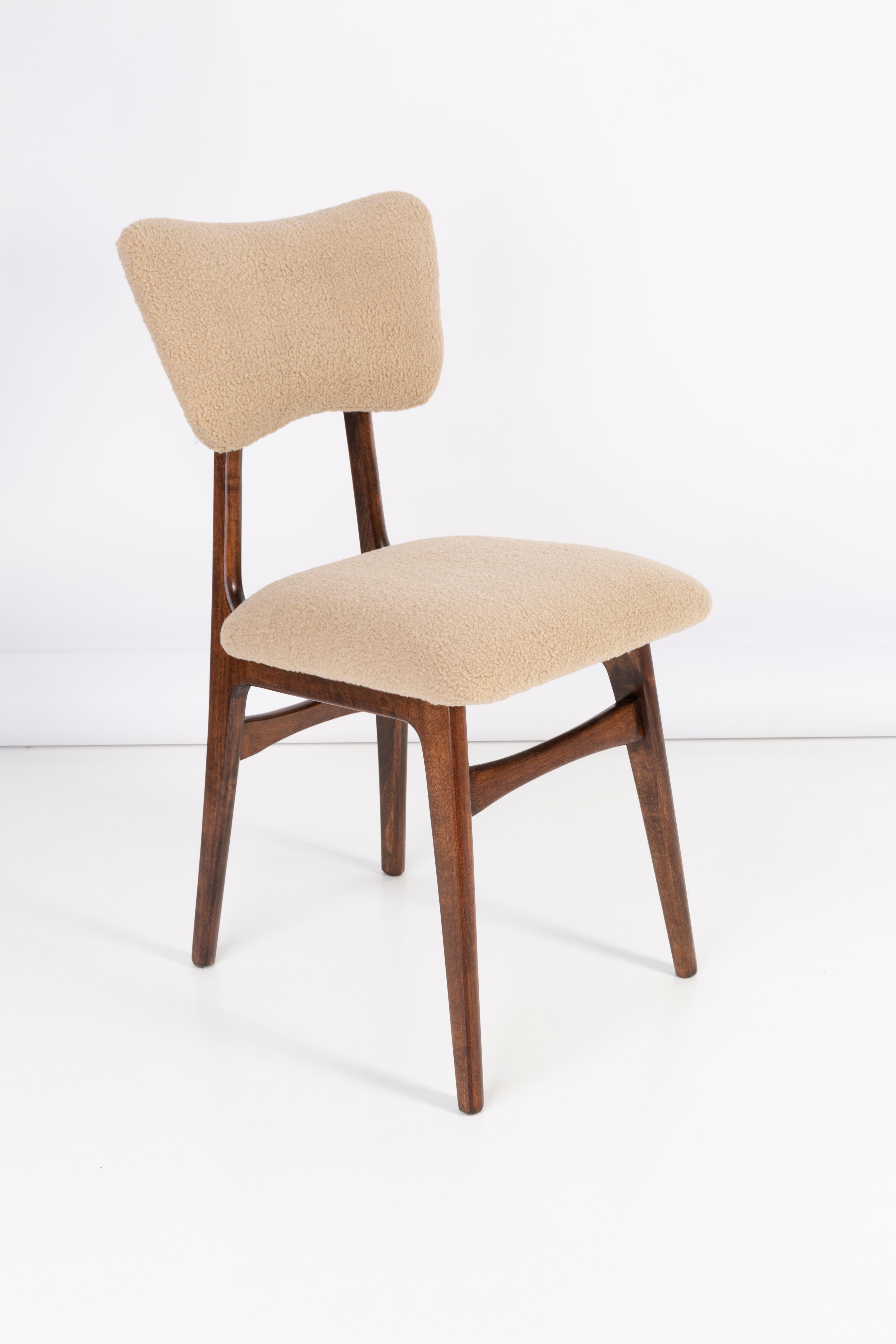 Chaises conçues par le professeur Rajmund Halas. Fabriqué en bois de hêtre. Les chaises ont fait l'objet d'une rénovation complète de leur revêtement et les boiseries ont été rafraîchies. L'assise et le dossier sont habillés d'un tissu bouclé camel,