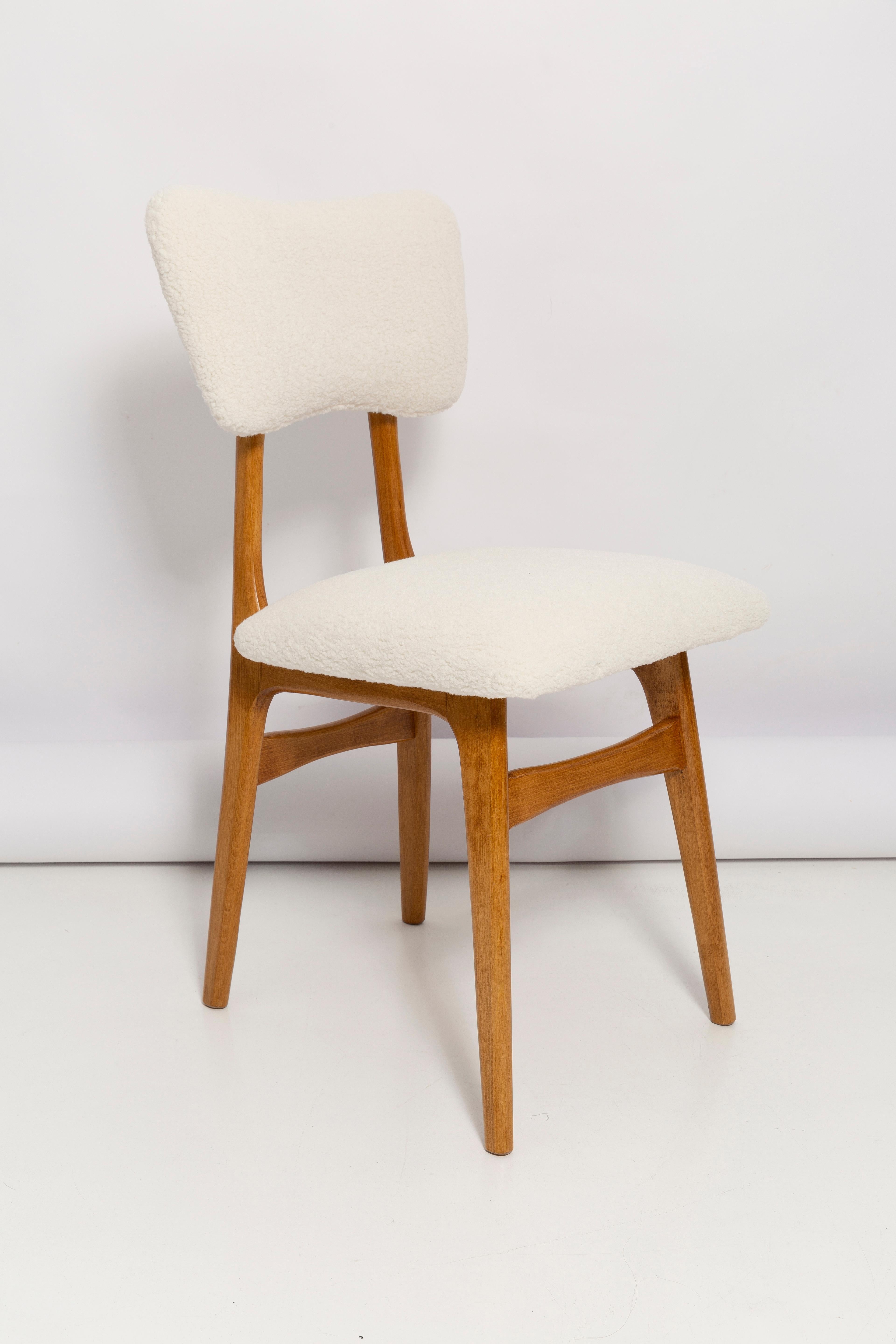 Chaises conçues par le professeur Rajmund Halas. Fabriqué en bois de hêtre. Les chaises ont fait l'objet d'une rénovation complète de leur revêtement ; les boiseries ont été rafraîchies et peintes dans une laque couleur cerise. L'assise et le