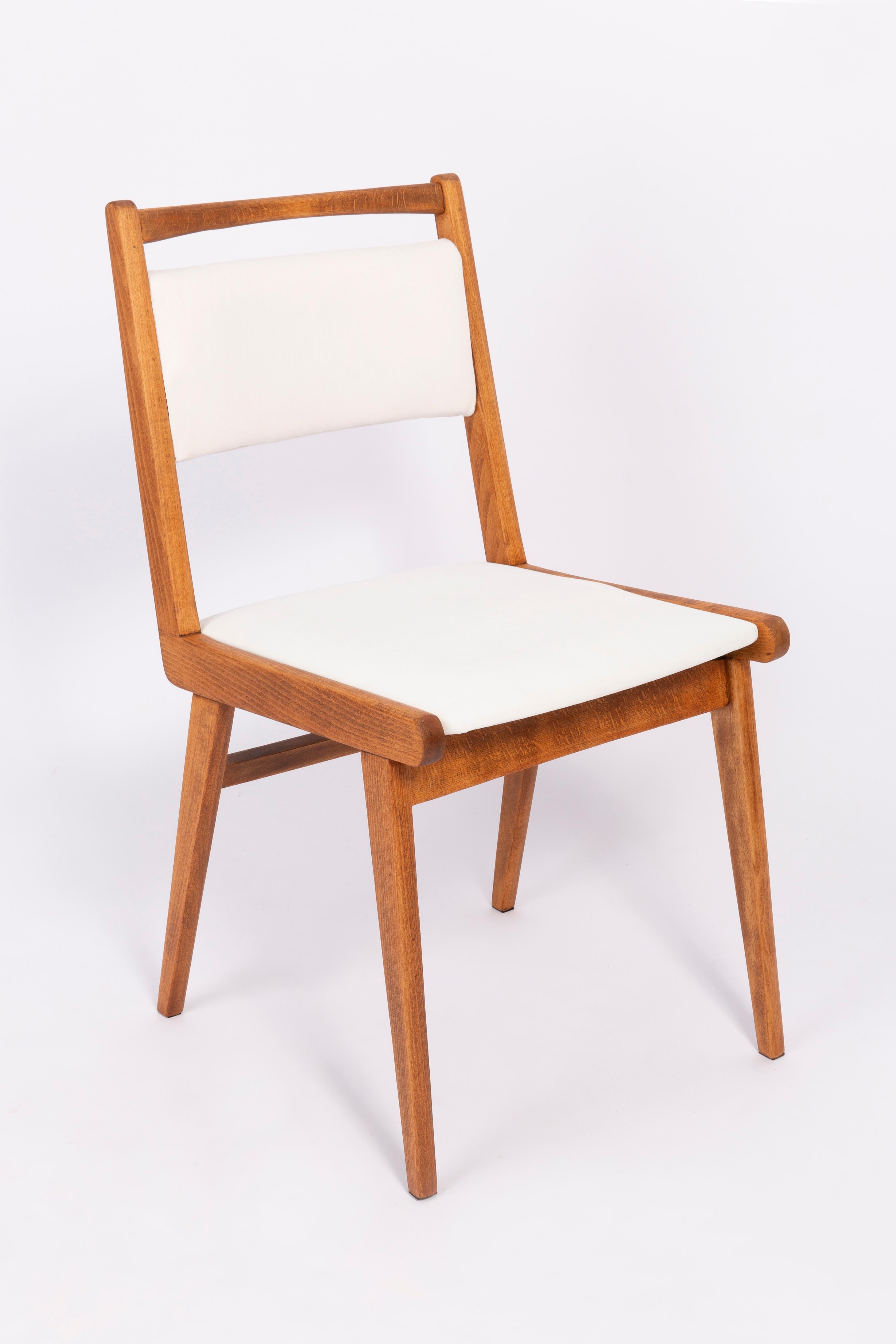 Chaises conçues par le professeur Rajmund Halas. C'est un modèle de type jar. Fabriqué en bois de hêtre. Les chaises ont été entièrement rénovées et les boiseries ont été rafraîchies. L'assise et le dossier sont habillés d'un tissu en velours blanc,