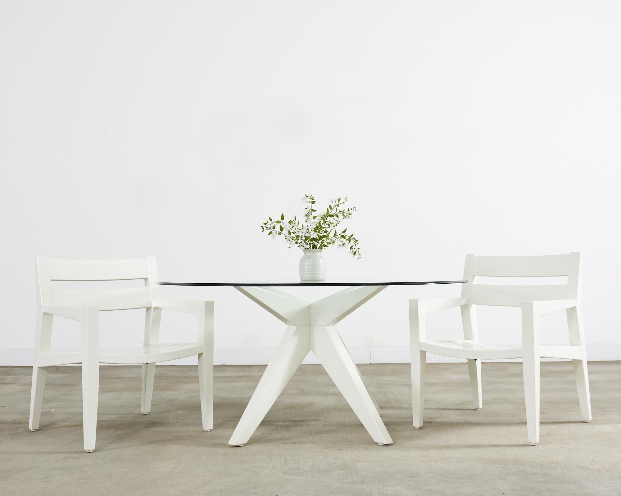 Grand ensemble moderniste de douze fauteuils de salle à manger de patio et de jardin conçu par Angela Adams pour Weatherend Estate Furniture. Chaises de salle à manger en acajou massif fabriquées à la main selon les techniques traditionnelles de