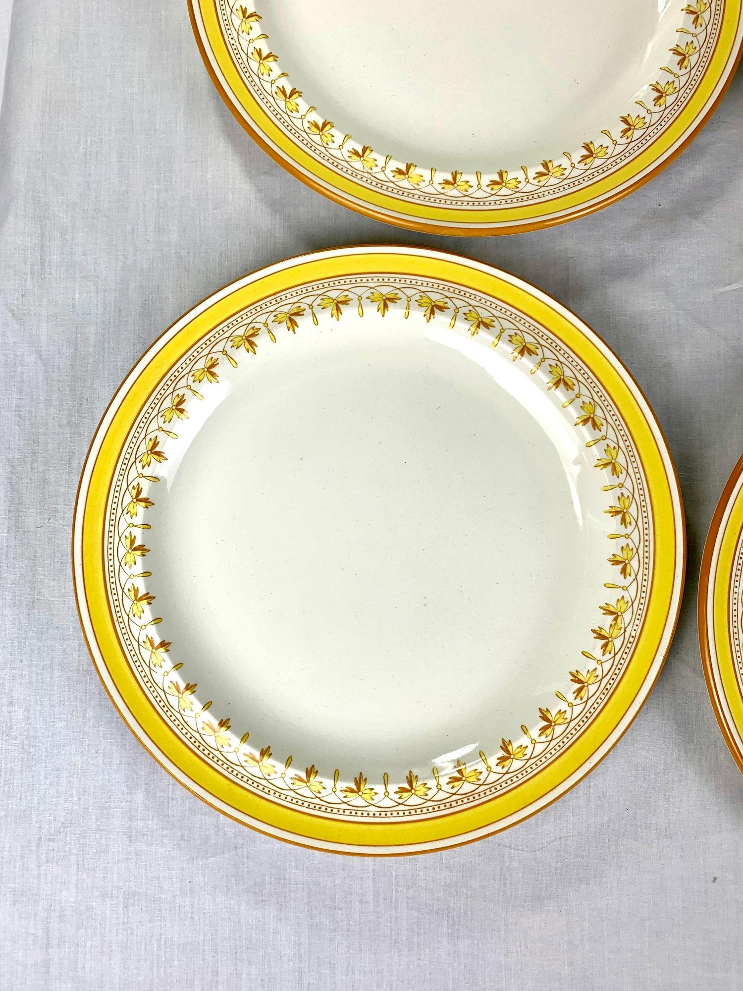 Satz von zwölf antiken Wedwood-Speisetellern mit gelber Umrandung (Neoklassisches Revival) im Angebot