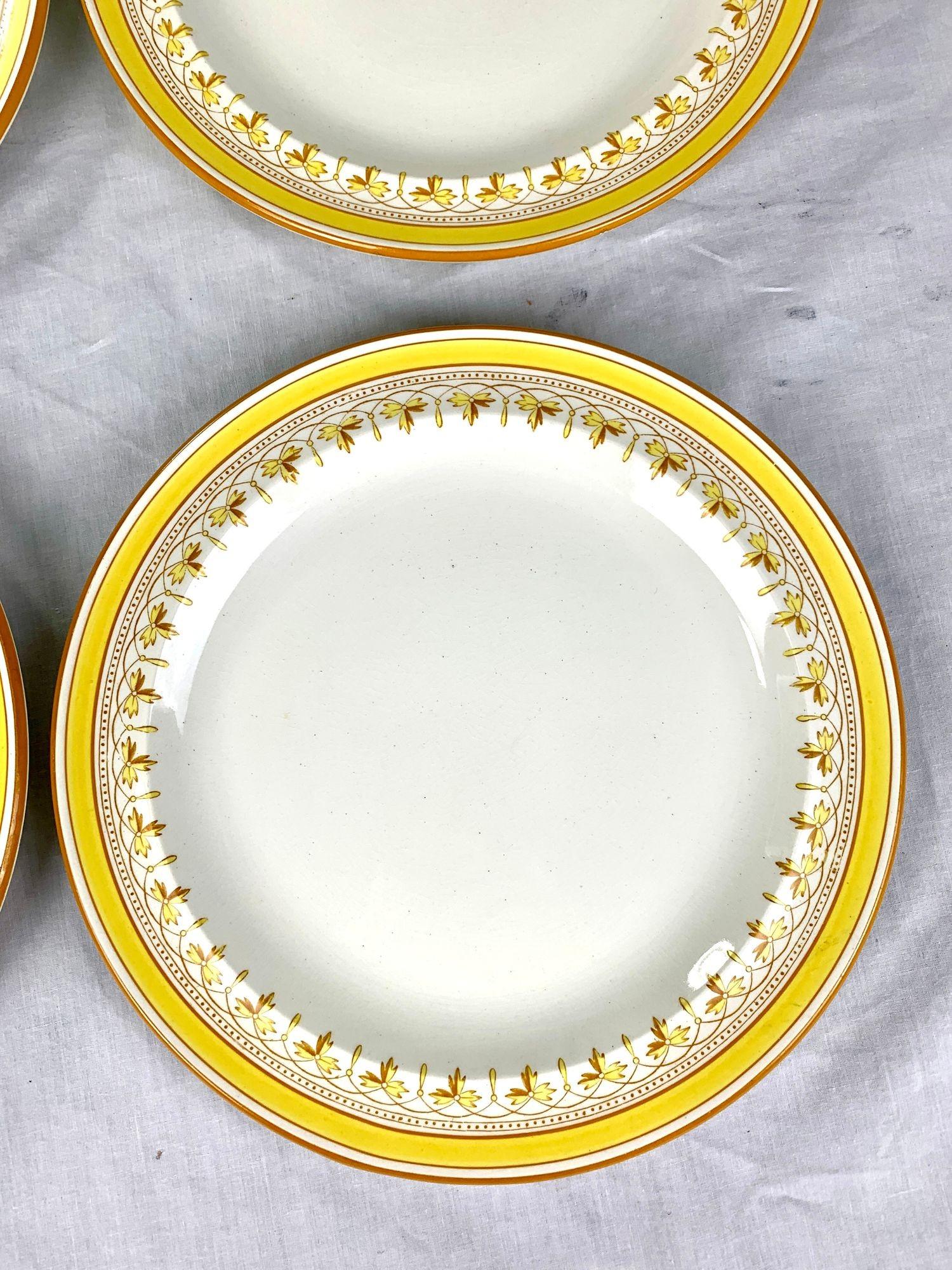Satz von zwölf antiken Wedwood-Speisetellern mit gelber Umrandung (Englisch) im Angebot