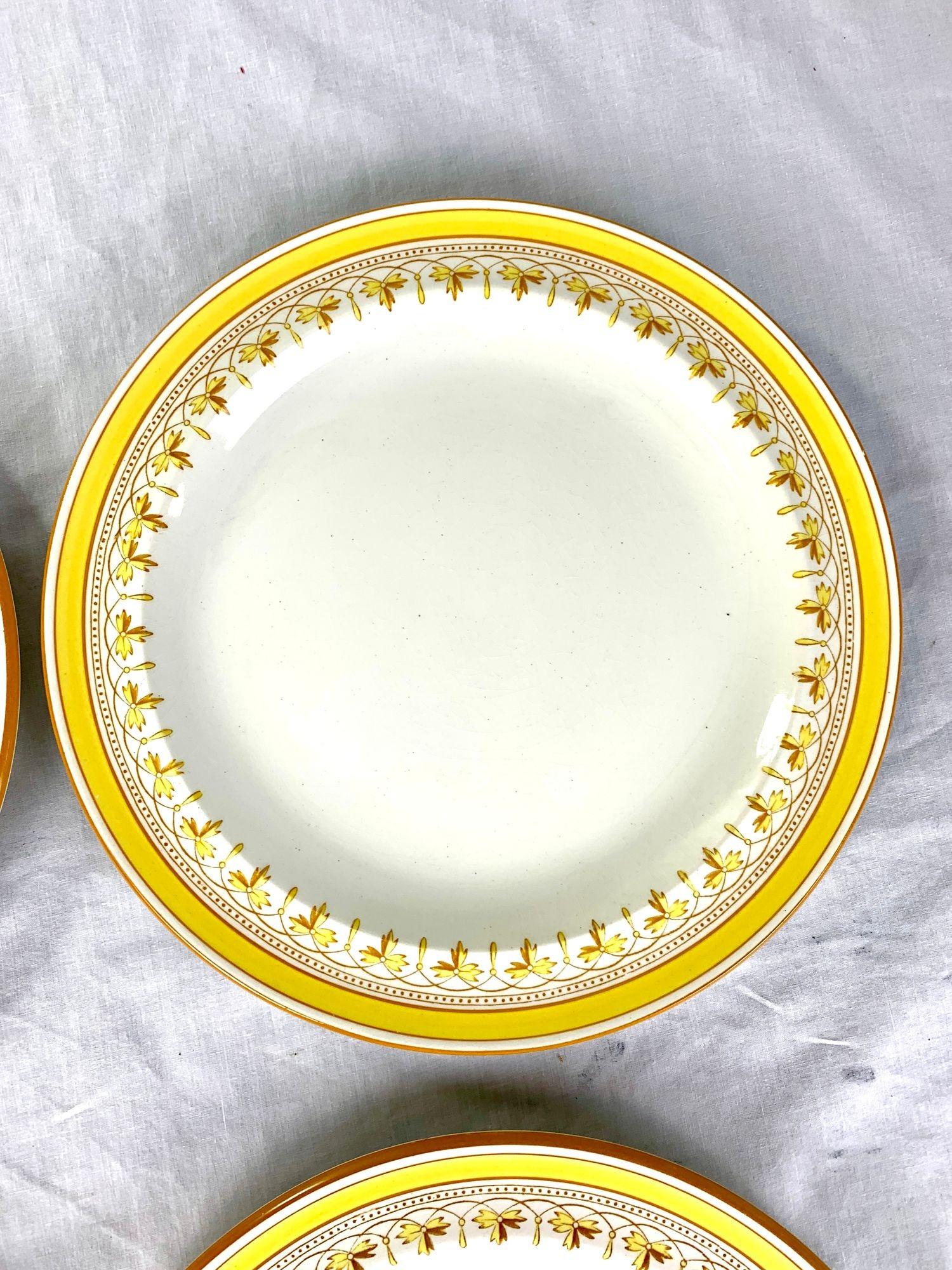 Satz von zwölf antiken Wedwood-Speisetellern mit gelber Umrandung im Zustand „Hervorragend“ im Angebot in Katonah, NY
