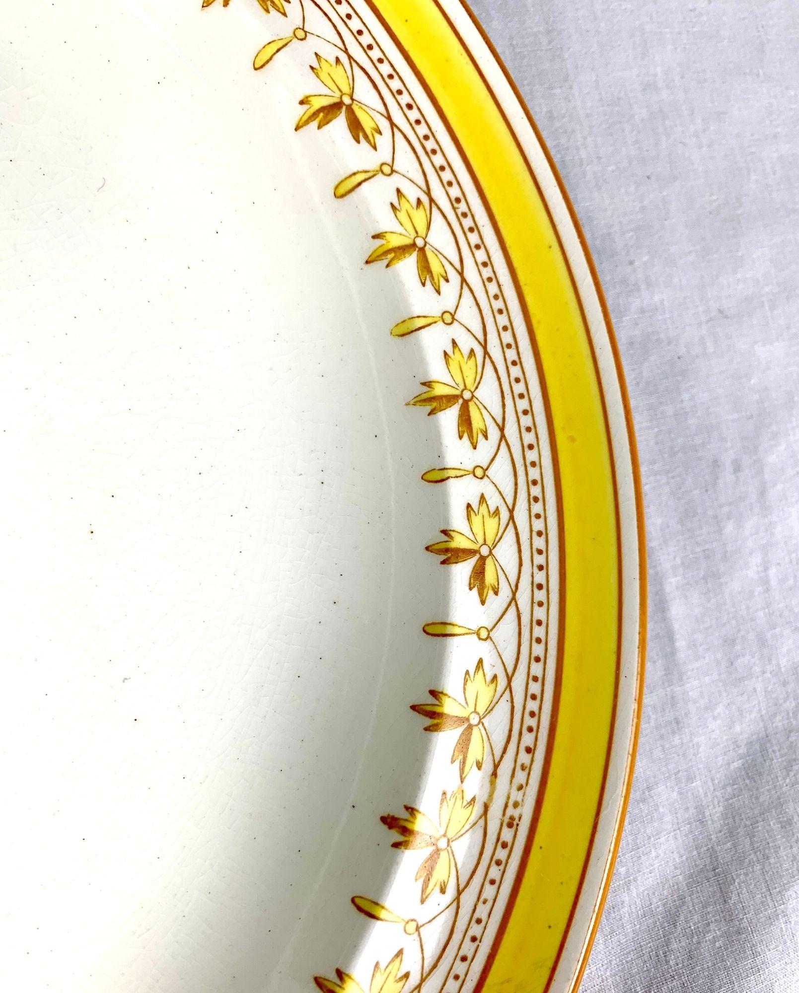 Satz von zwölf antiken Wedwood-Speisetellern mit gelber Umrandung (Spätes 19. Jahrhundert) im Angebot