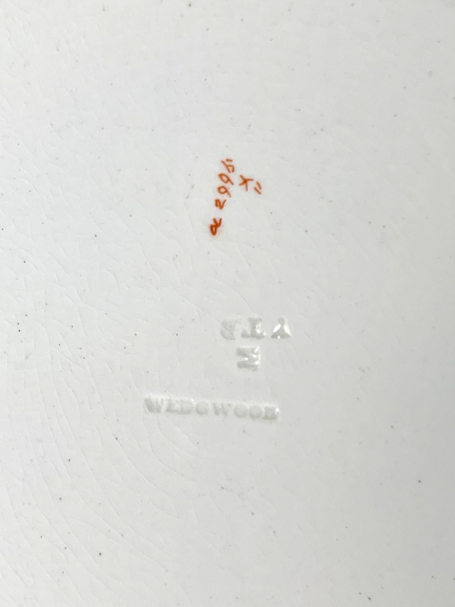 Satz von zwölf antiken Wedwood-Speisetellern mit gelber Umrandung im Angebot 1