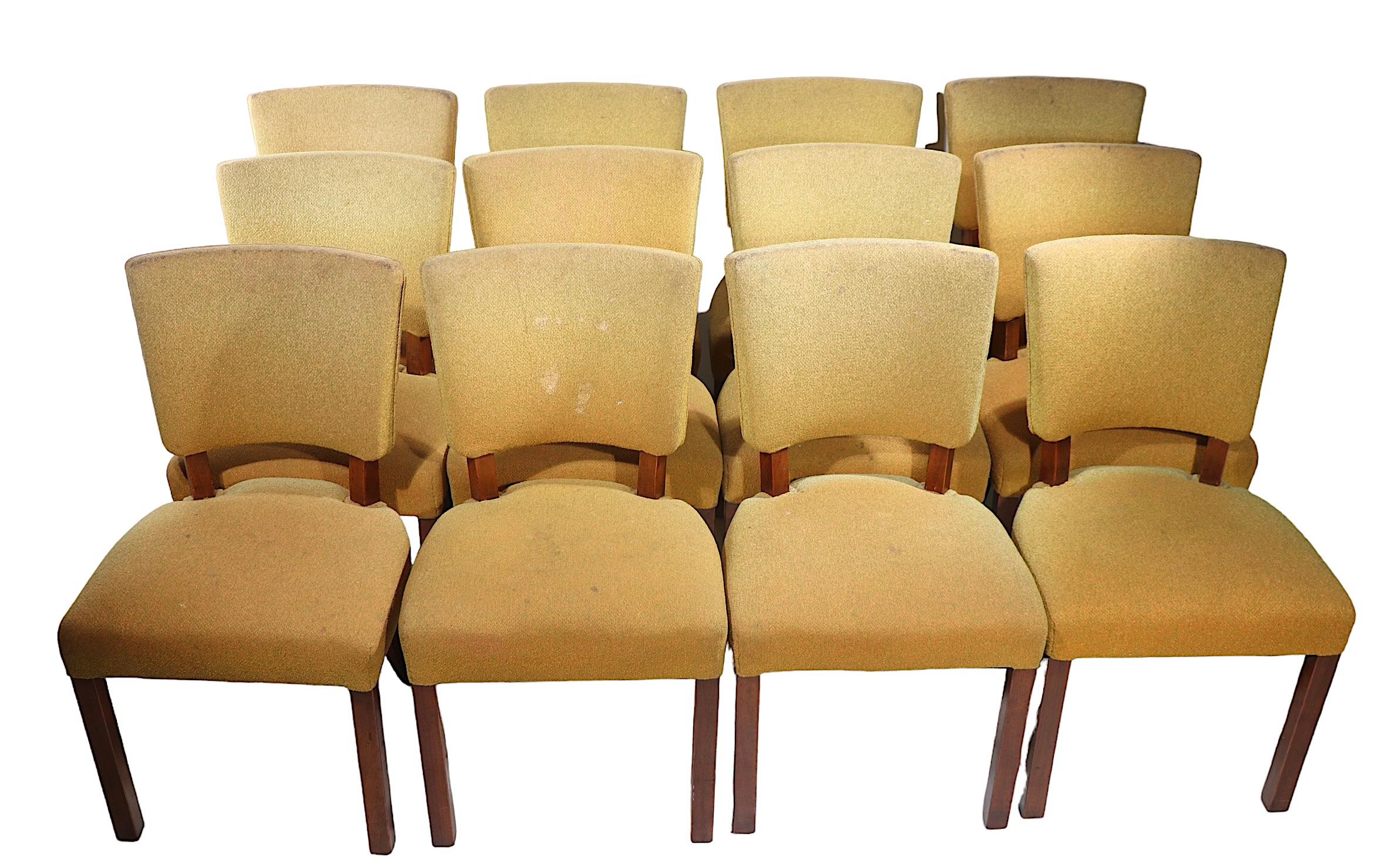 Zwölf Art-Déco-Esszimmerstühle, die Jindrich Halabala zugeschrieben werden,  circa 1930er Jahre. Die Stühle sind strukturell solide und robust, der Stoff weist Flecken und Abnutzung auf. Es ist schwierig, große Sets zu finden, die noch zusammen und