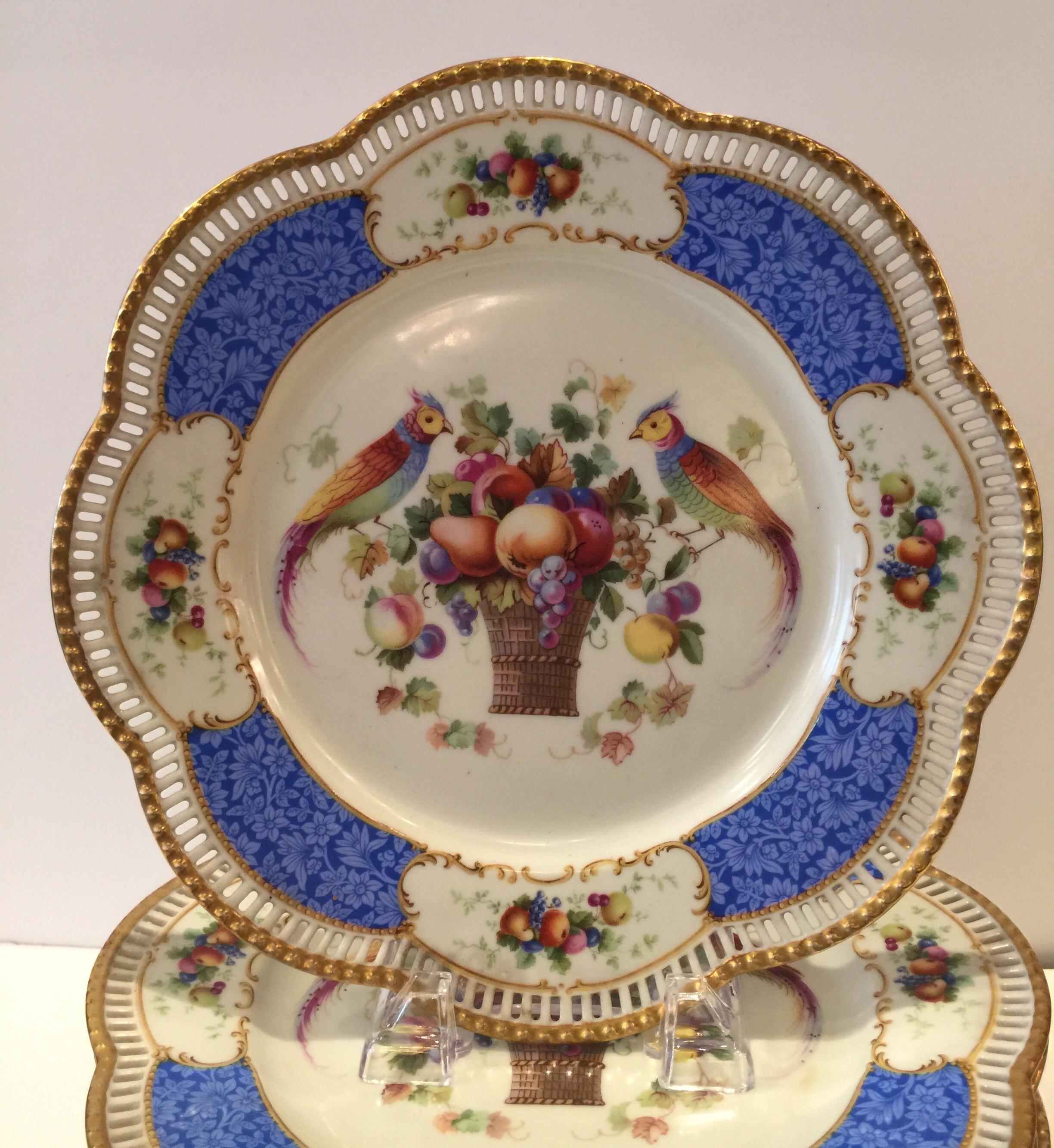Set of twelve Bavarian reticulated dinner/service with birds and flowers plates
Dimensions: 11