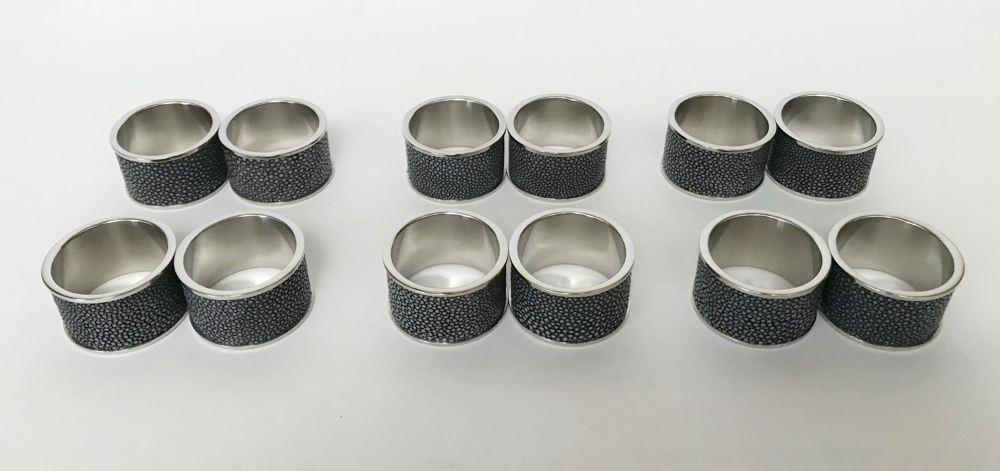 Portatovaglioli italiani in zigrino nero e acciaio inossidabile con scatole in pelle nera abbinate, disegnati da Fabio Bergomi per Fabio Ltd / Made in Italy 
Ogni anello ha un diametro di 1,5 pollici e una larghezza di 1 pollice.
L'ULTIMO SET DI 12