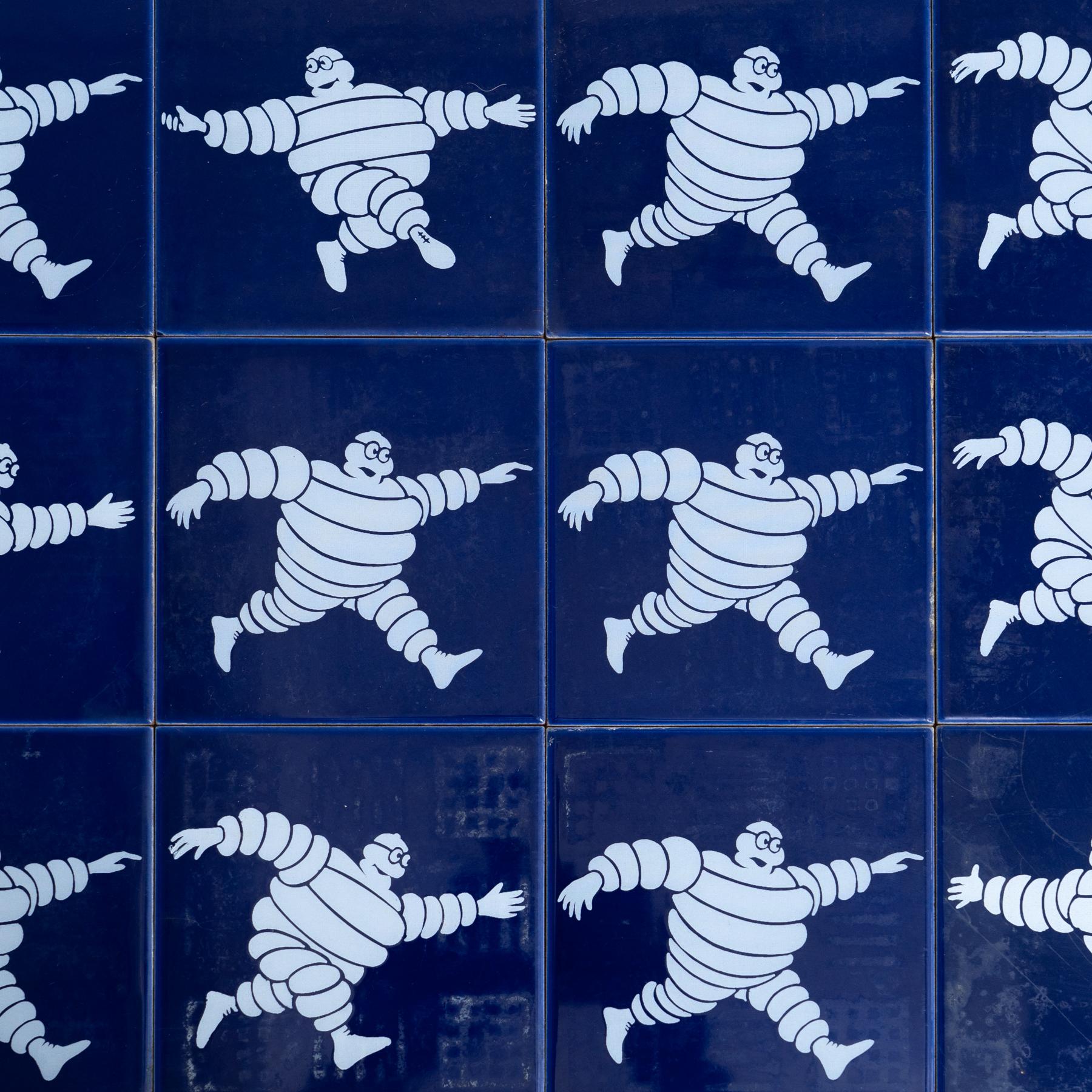 Satz von zwölf blauen Vintage Michelin Man Keramikfliesen, um 1960 im Zustand „Gut“ im Angebot in Barcelona, ES