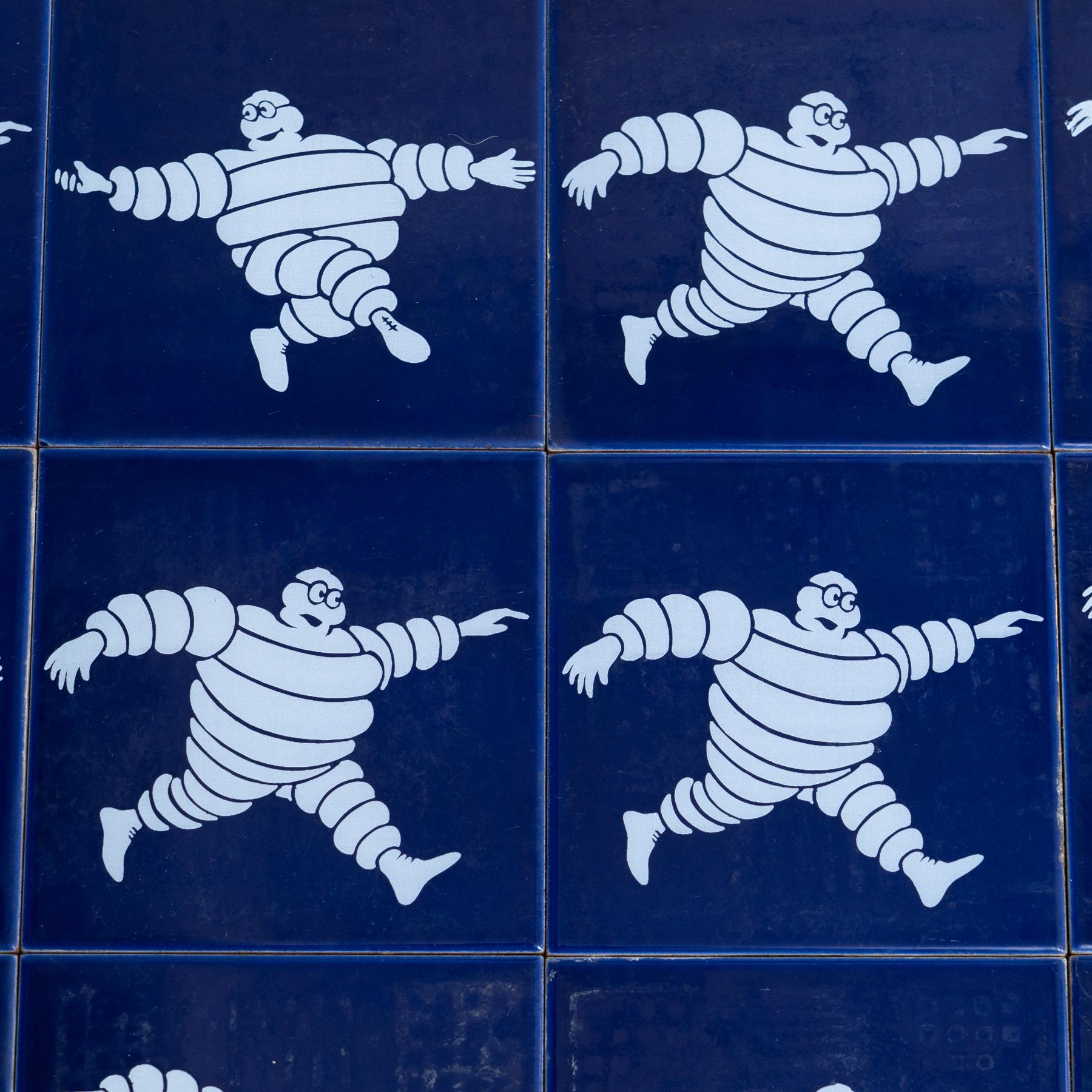 Satz von zwölf blauen Vintage Michelin Man Keramikfliesen, um 1960 (Mitte des 20. Jahrhunderts) im Angebot