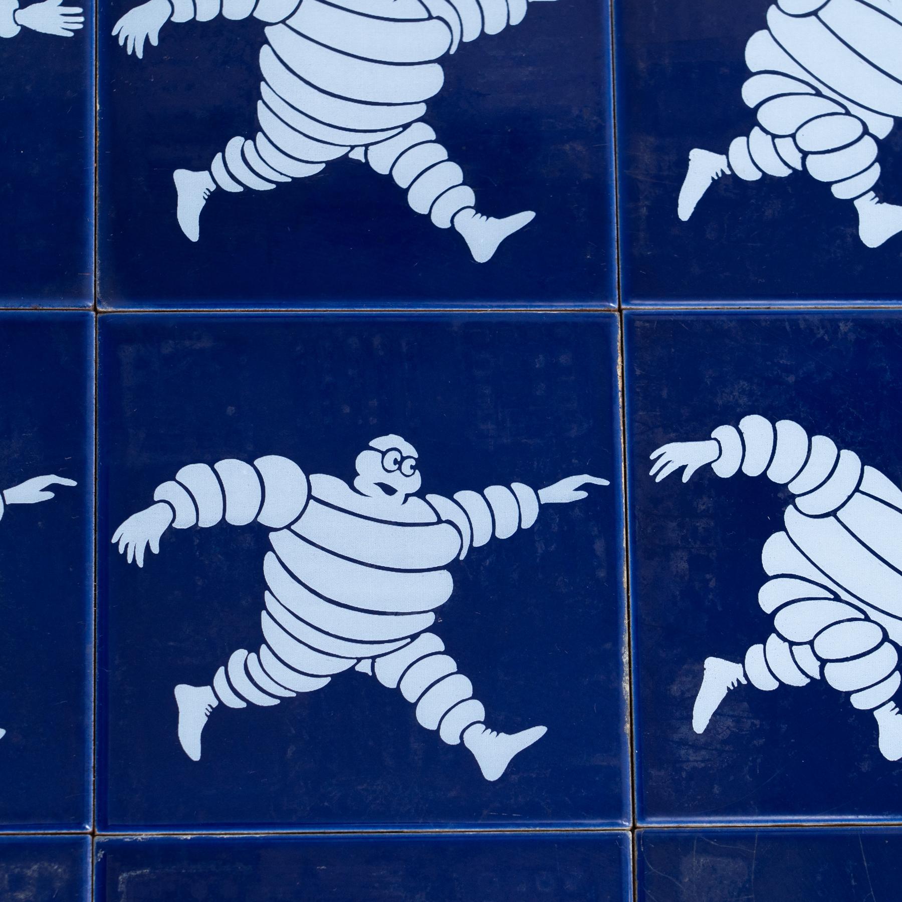 Satz von zwölf blauen Vintage Michelin Man Keramikfliesen, um 1960 im Angebot 1