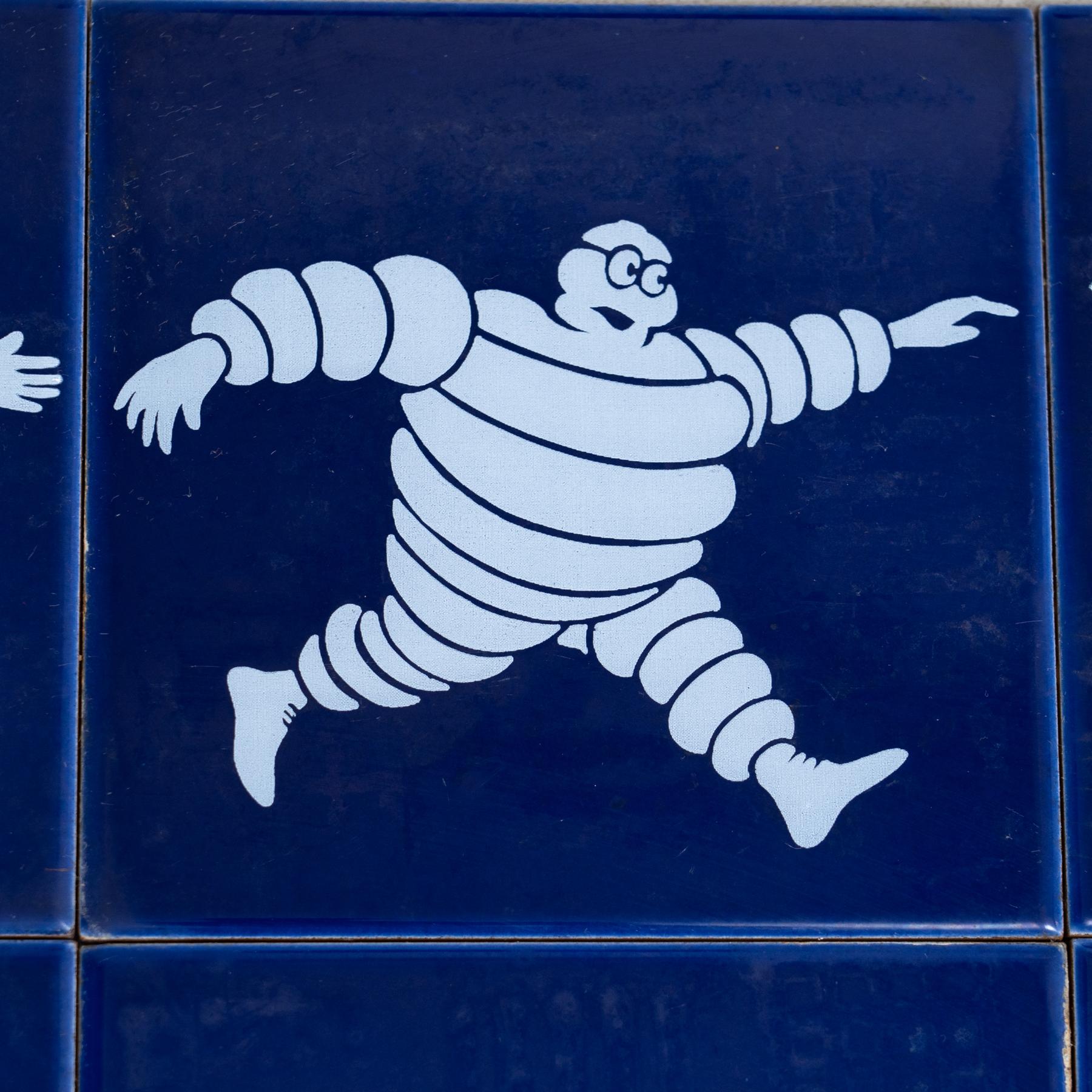 Satz von zwölf blauen Vintage Michelin Man Keramikfliesen, um 1960 im Angebot 2
