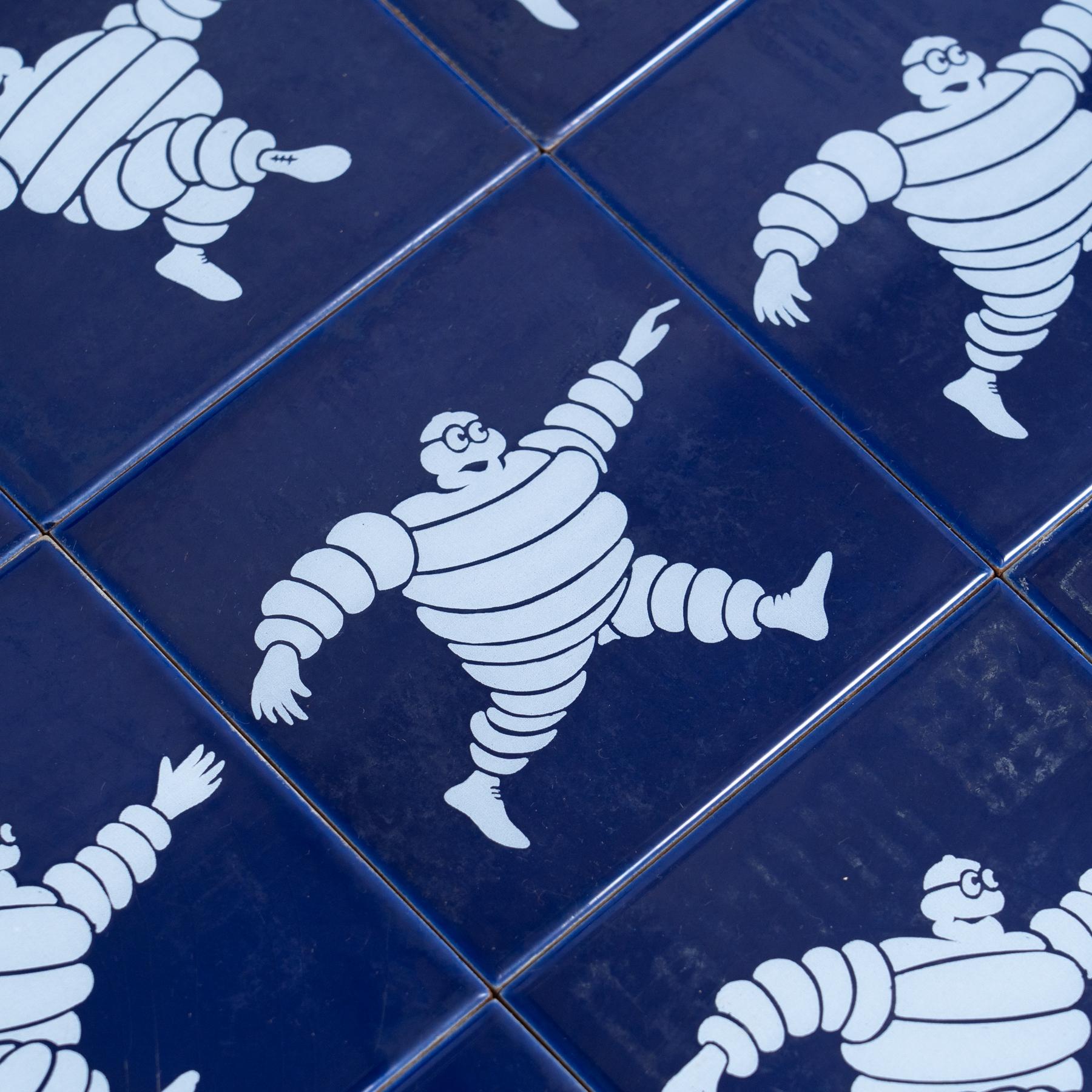 Satz von zwölf blauen Vintage Michelin Man Keramikfliesen, um 1960 im Angebot 3