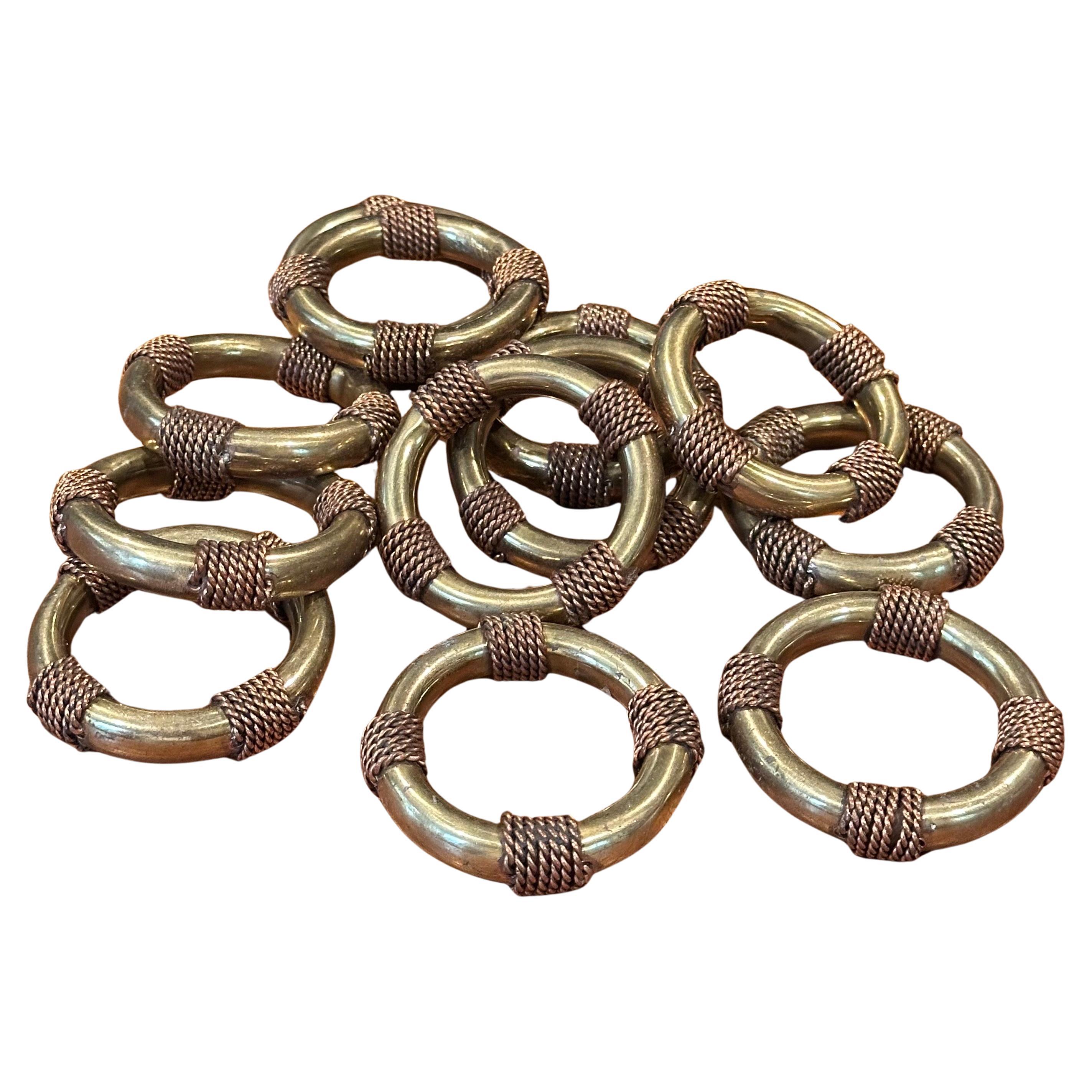 Set di dodici anelli porta tovaglioli in corda d
ottone in vendita