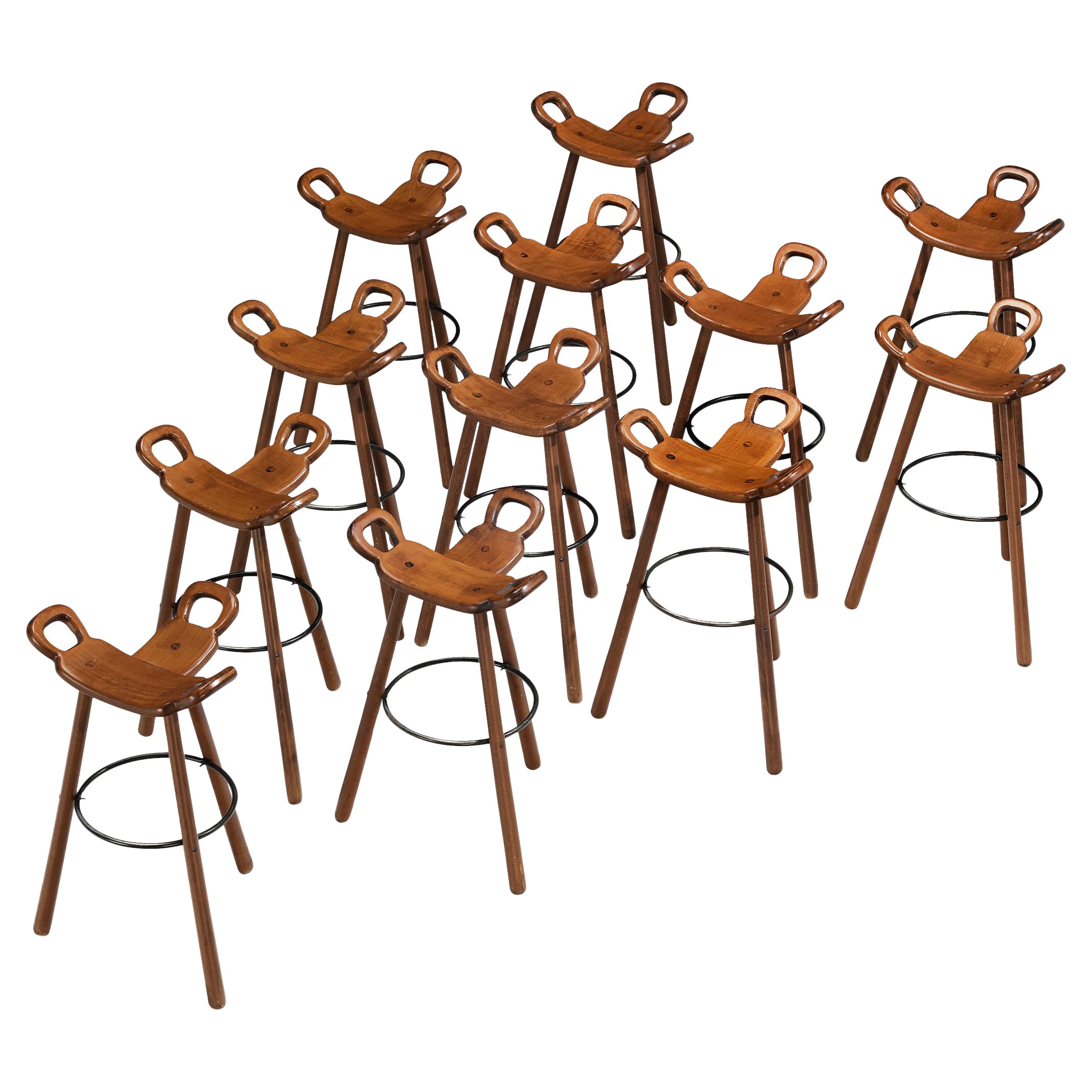 Conjunto de doce taburetes de bar Brutalistas de madera oscura en venta