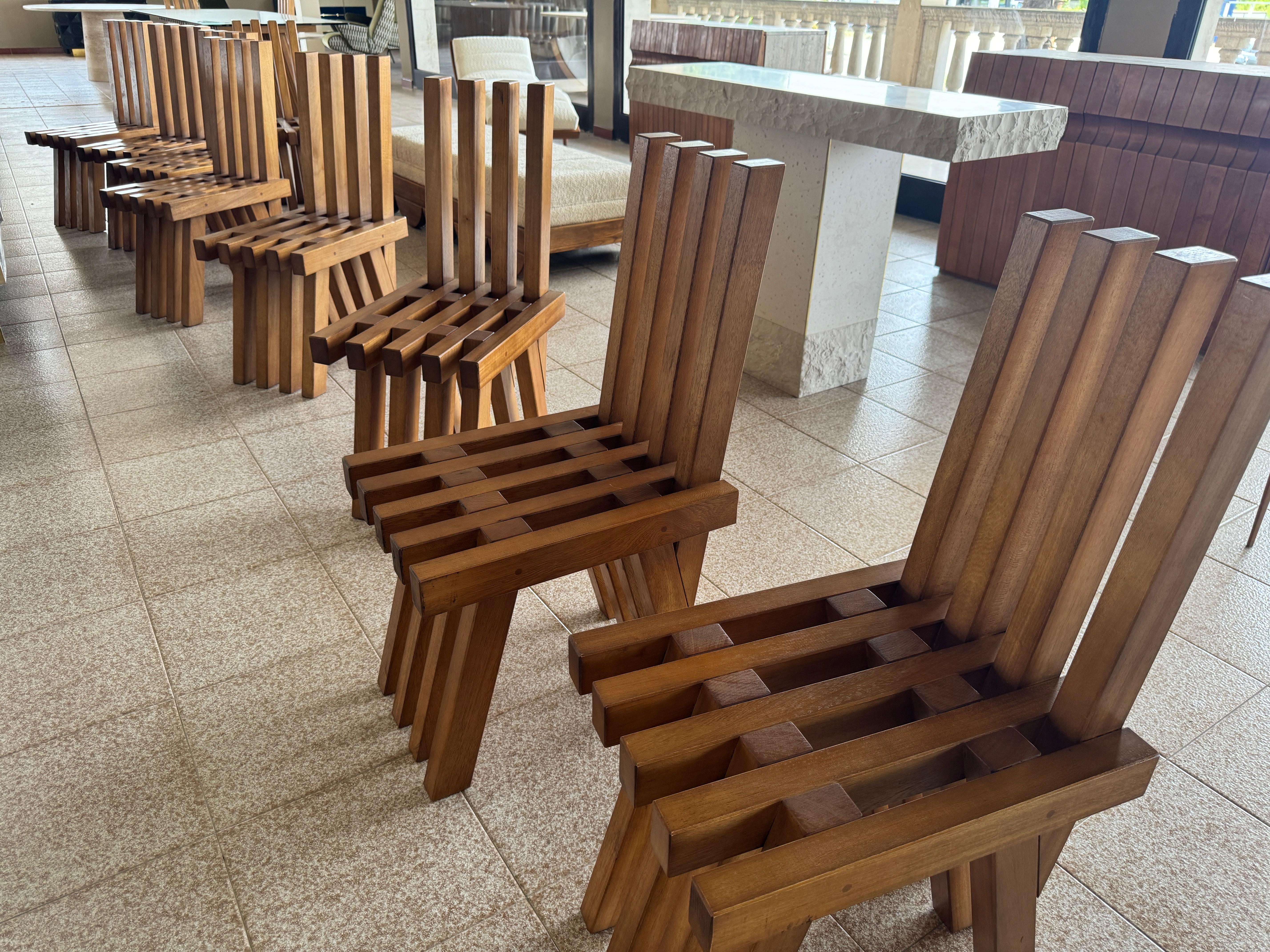 Set di dodici sedie da pranzo brutaliste in stile oltraggioso in vendita 3