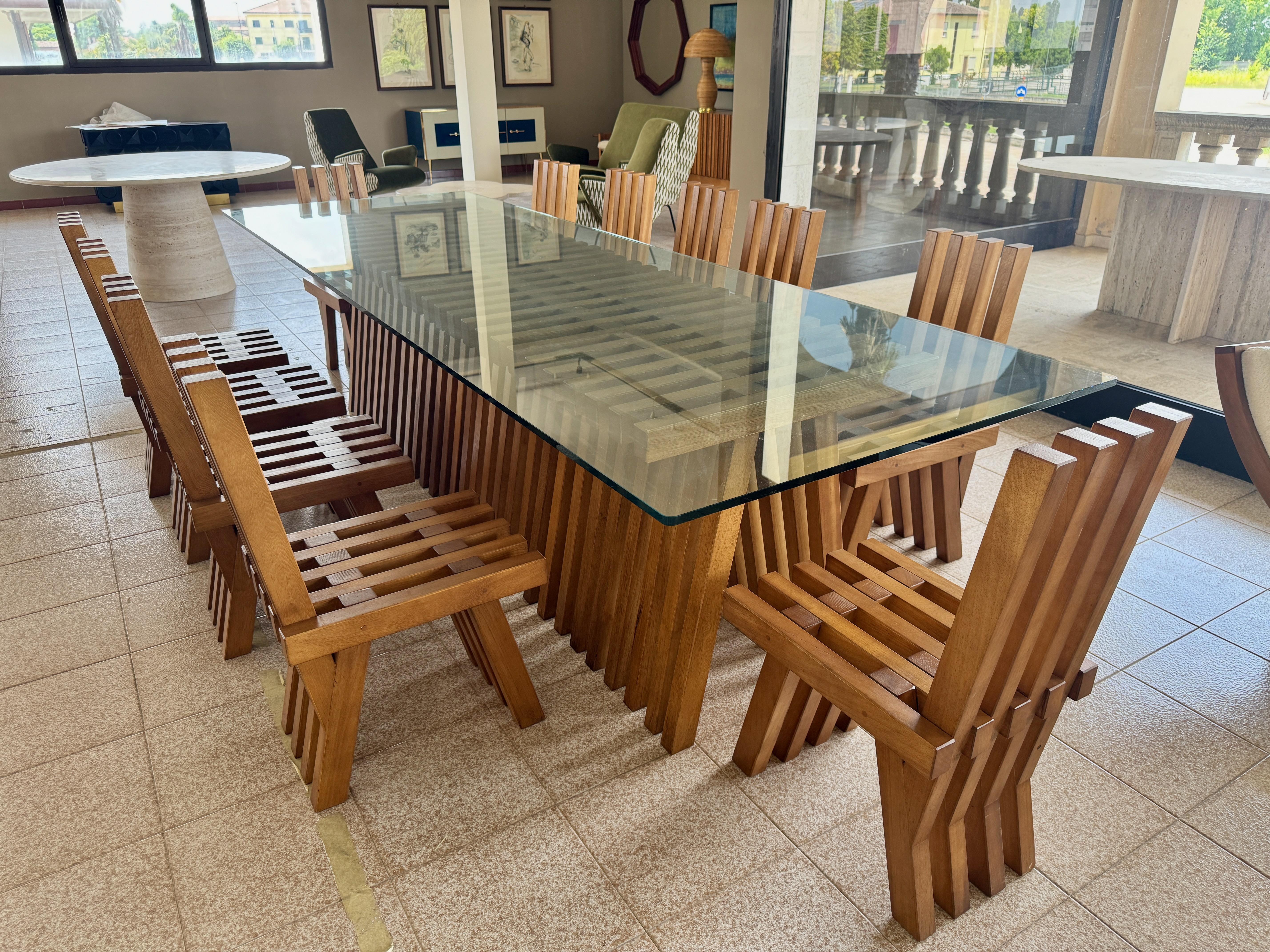Set di dodici sedie da pranzo brutaliste in stile oltraggioso in vendita 4